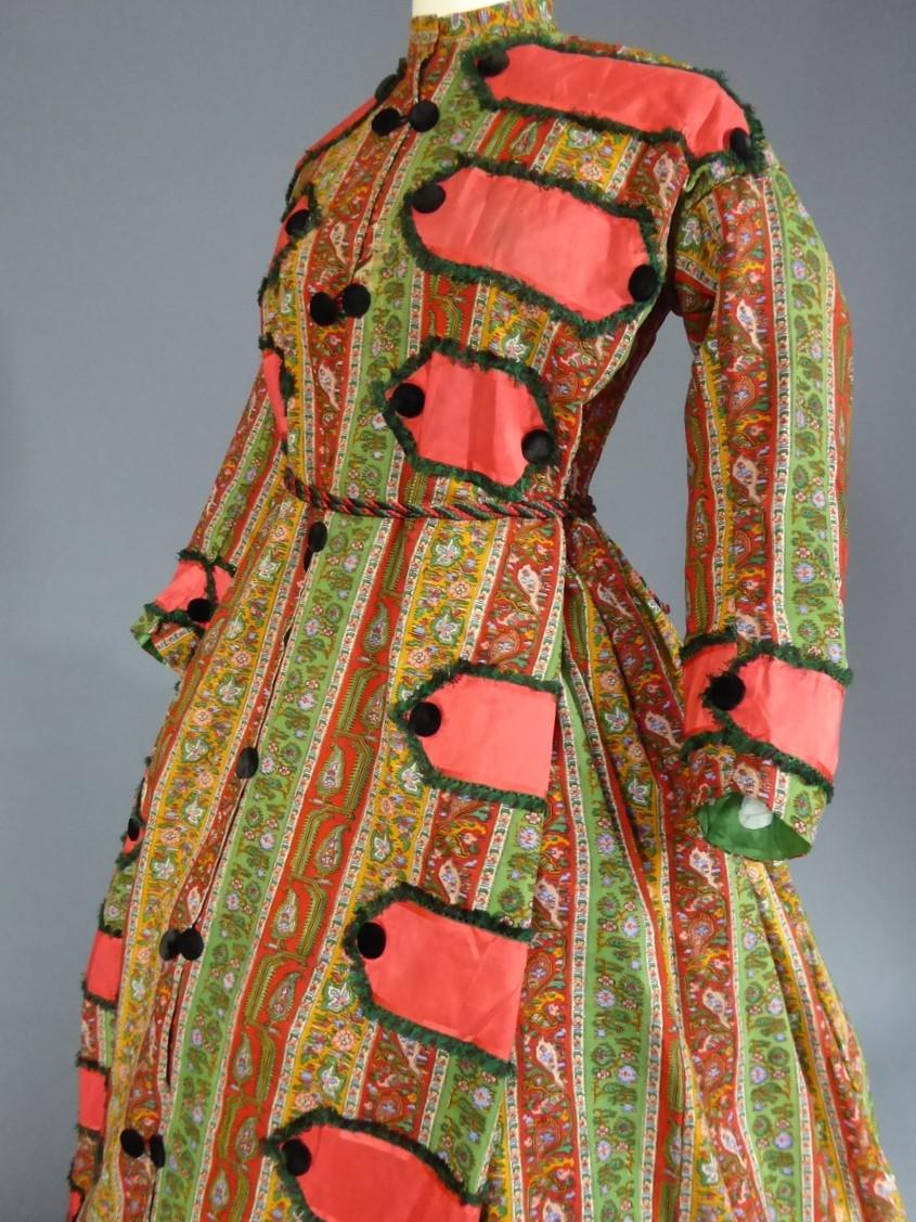 Bedrucktes Crinoline-Kleid mit challisfarbenem Paisleymuster, um 1860 im Angebot 6