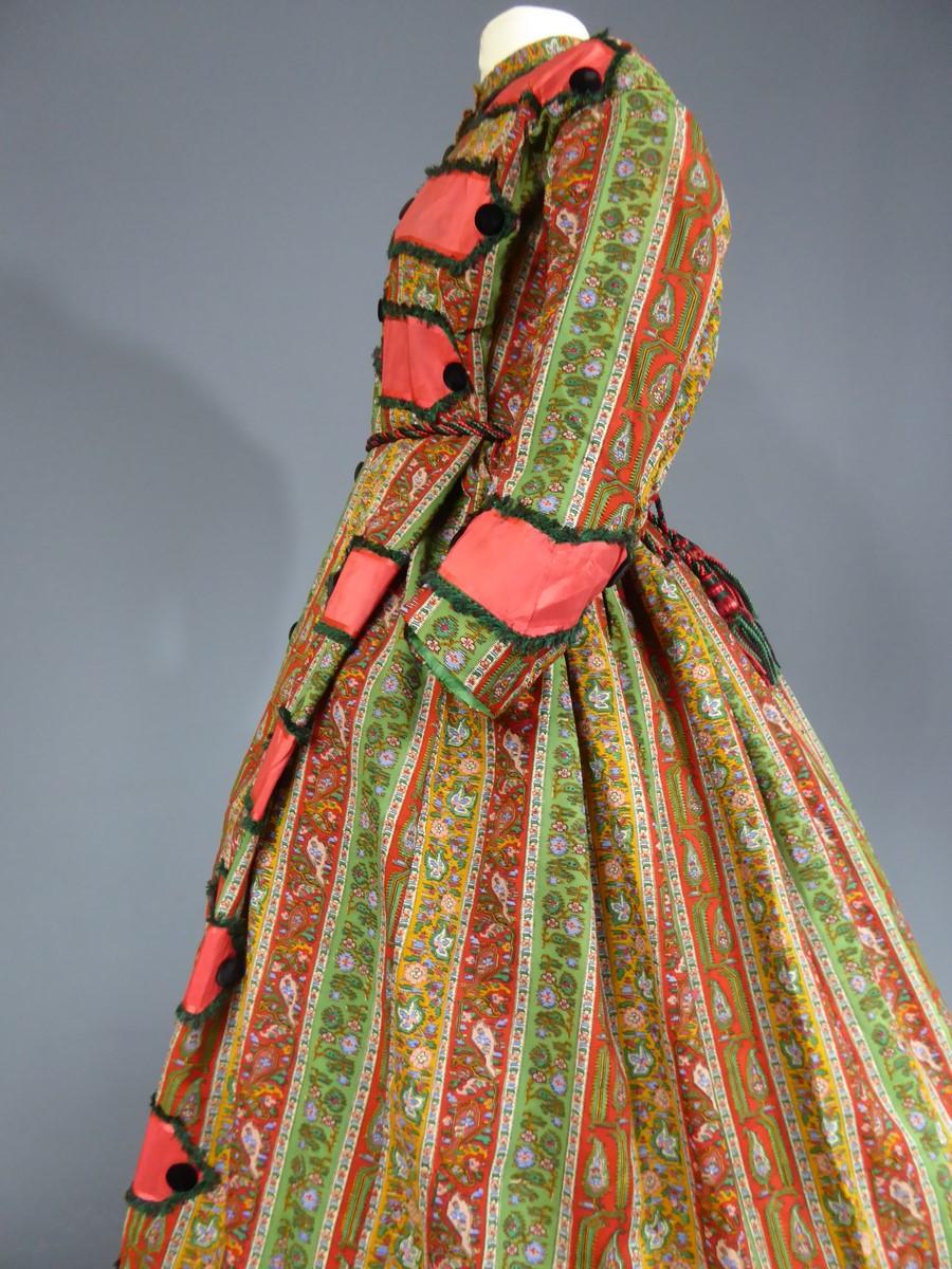 Bedrucktes Crinoline-Kleid mit challisfarbenem Paisleymuster, um 1860 im Angebot 7