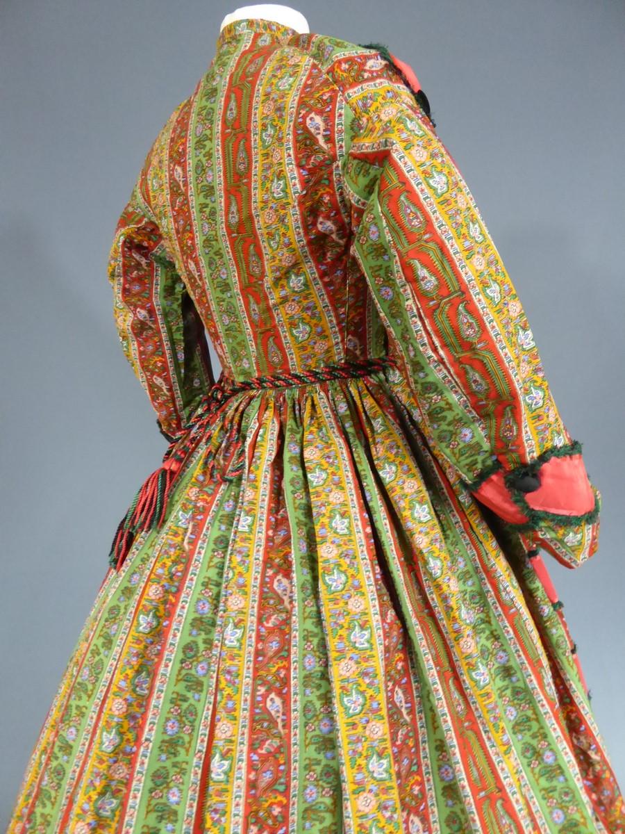Bedrucktes Crinoline-Kleid mit challisfarbenem Paisleymuster, um 1860 im Angebot 10