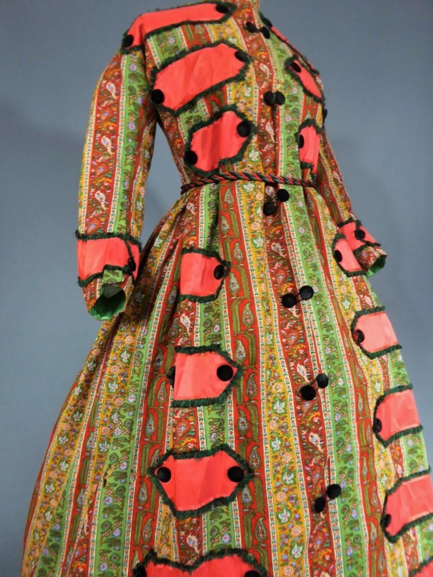 Bedrucktes Crinoline-Kleid mit challisfarbenem Paisleymuster, um 1860 (Braun) im Angebot