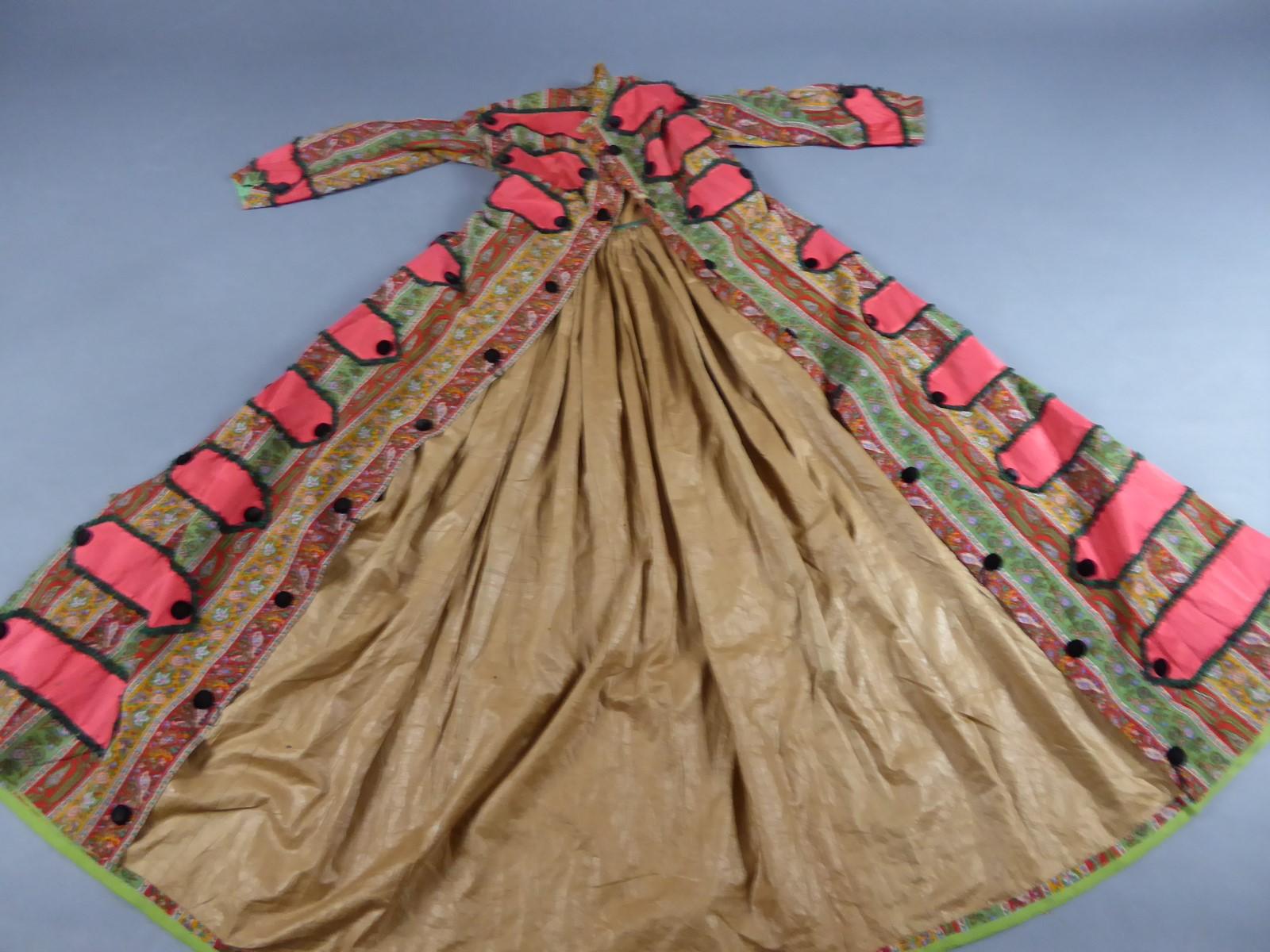 Bedrucktes Crinoline-Kleid mit challisfarbenem Paisleymuster, um 1860 Damen im Angebot