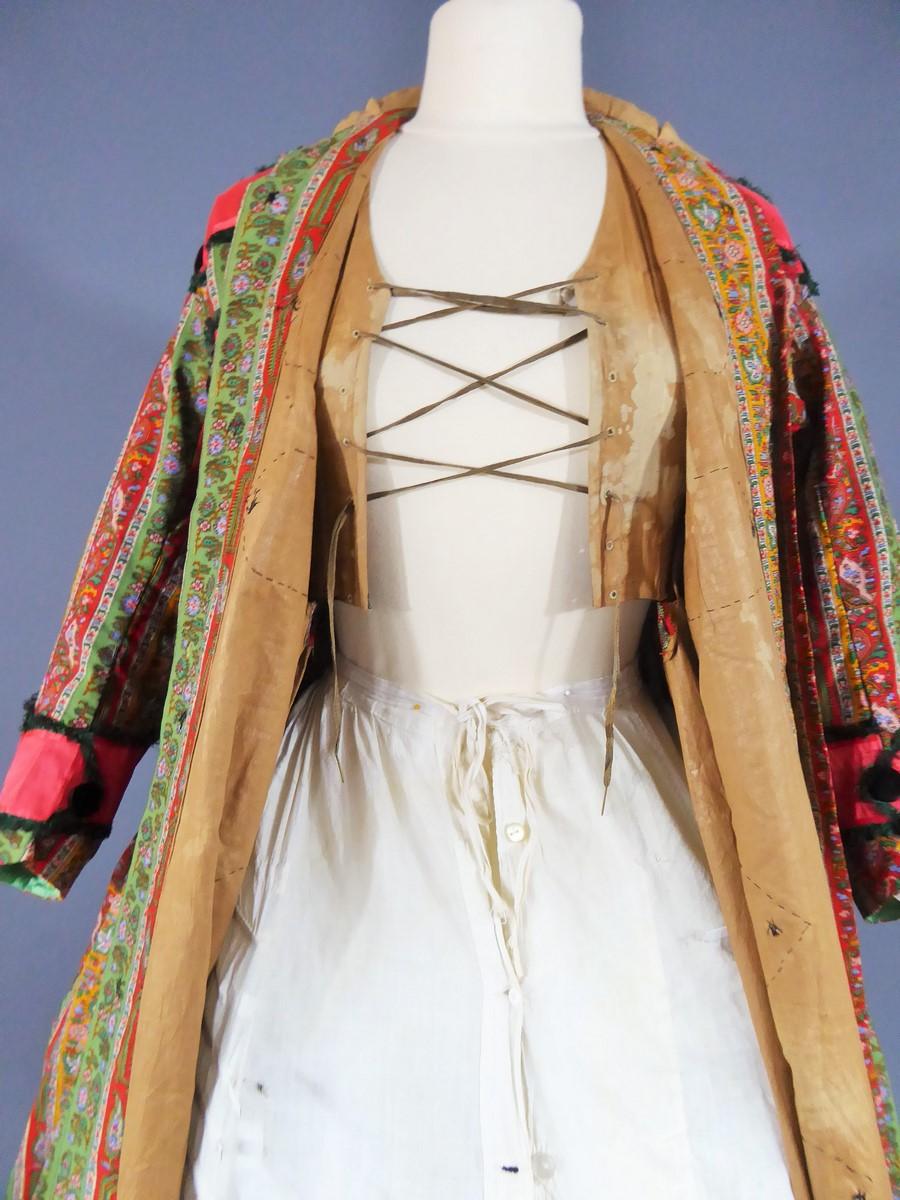 Bedrucktes Crinoline-Kleid mit challisfarbenem Paisleymuster, um 1860 im Angebot 1