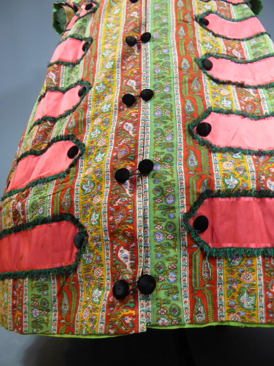 Bedrucktes Crinoline-Kleid mit challisfarbenem Paisleymuster, um 1860 im Angebot 2