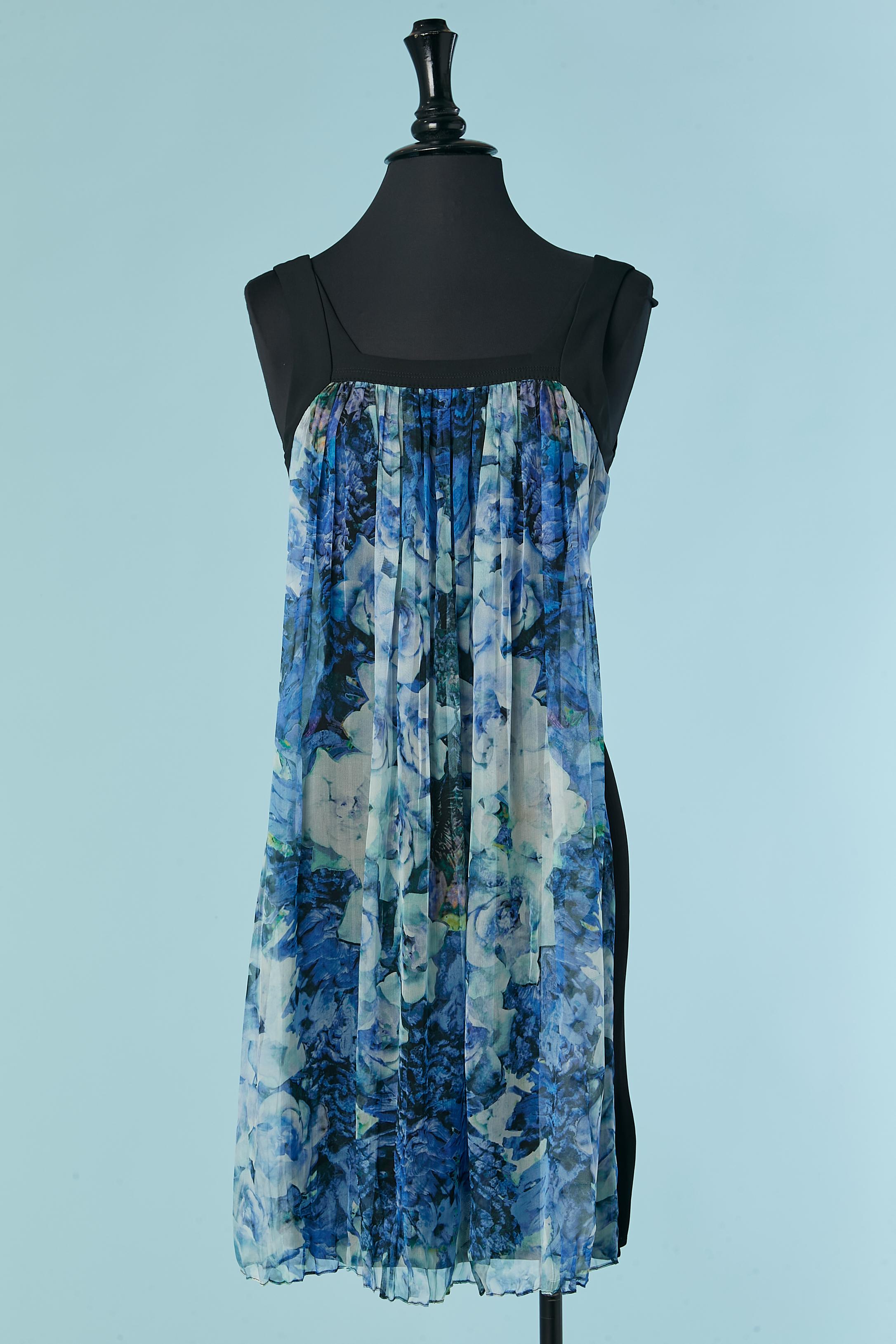 Printed chiffon cocktail dress with black fabric on the back. Printed fabric composition: 100% silk. Black fabric composition: 68% rayon, 32% silk.
Invisible zip closure on the middle back + branded zip puller and hook&eye.
Fabric belt stitched on