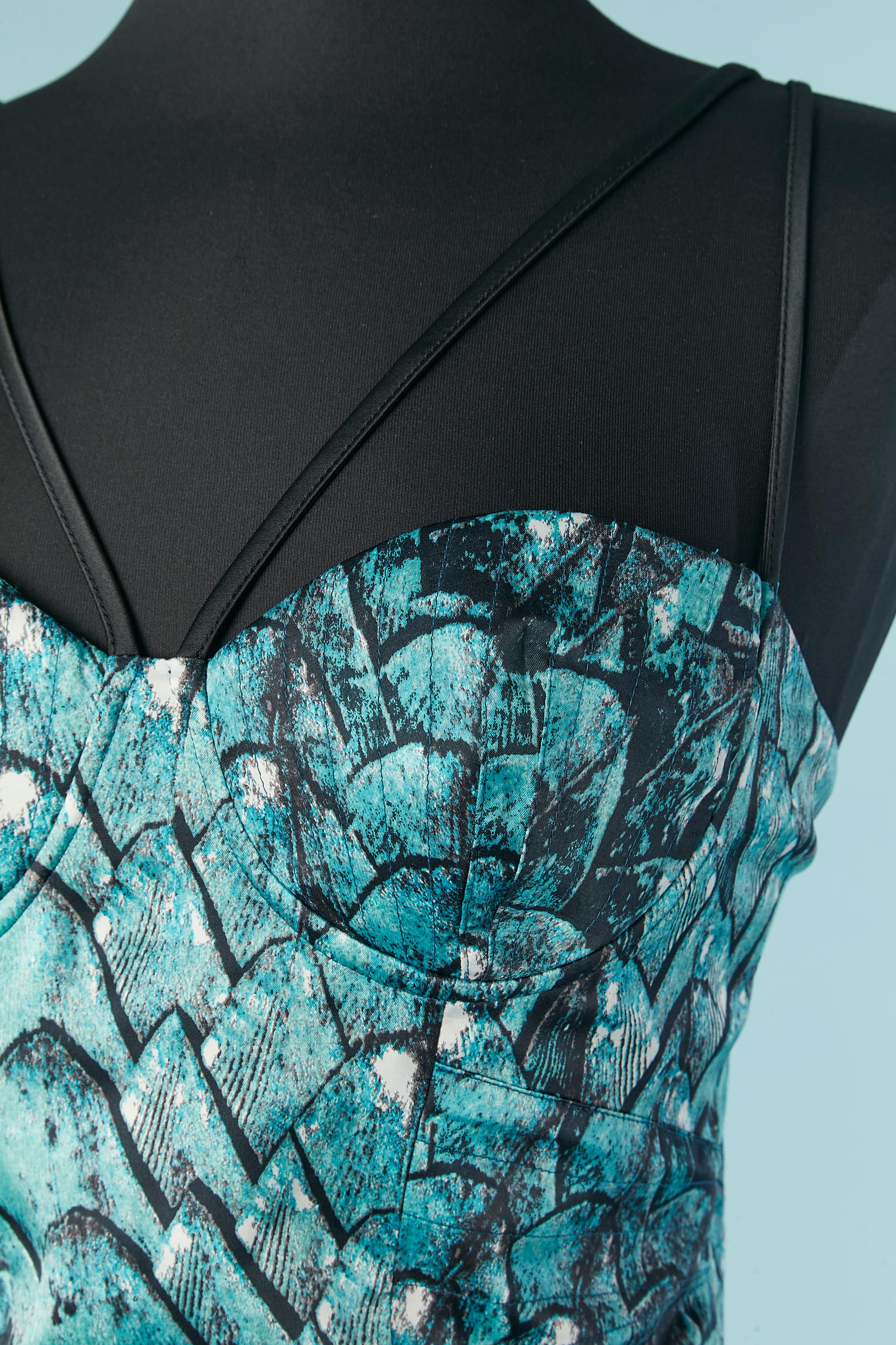 Abito da cocktail stampato. Composizione del tessuto: 97% poliestere, 3% elastan. 
Reggiseno con ferretto. Chiusura con zip invisibile al centro della schiena con tirazip del marchio. Taglio e impuntura sulle costole. 
Ologramma di autenticità.