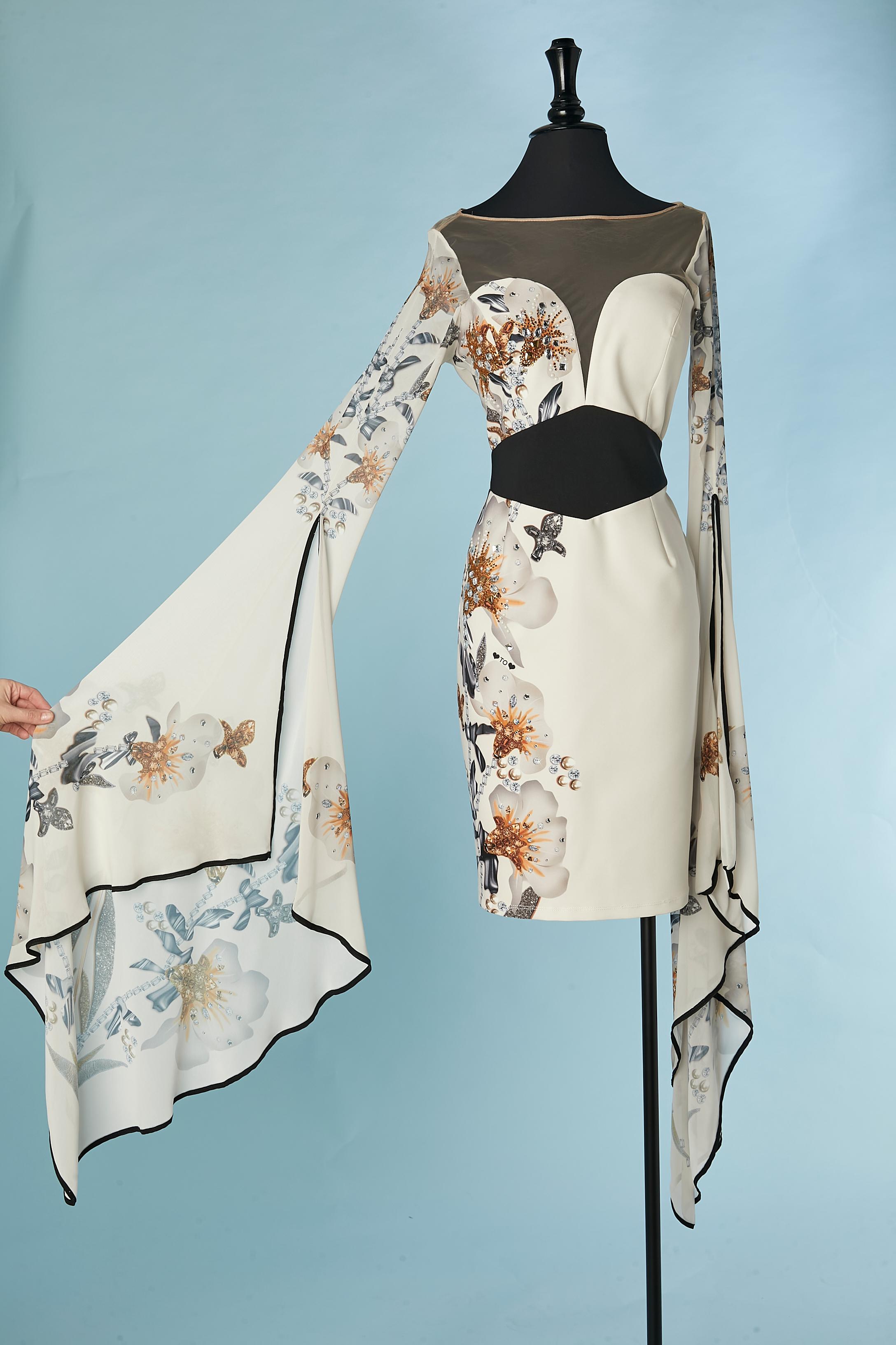 Abito da cocktail stampato con maniche molto lunghe. Tulle trasparente sulle spalle e sul busto. Composizione del tessuto principale: 50% poliestere, 45% rayon, 5% lycra. Fodera in 100% poliestere jersey. 
Chiusura con zip e un bottone d'argento al