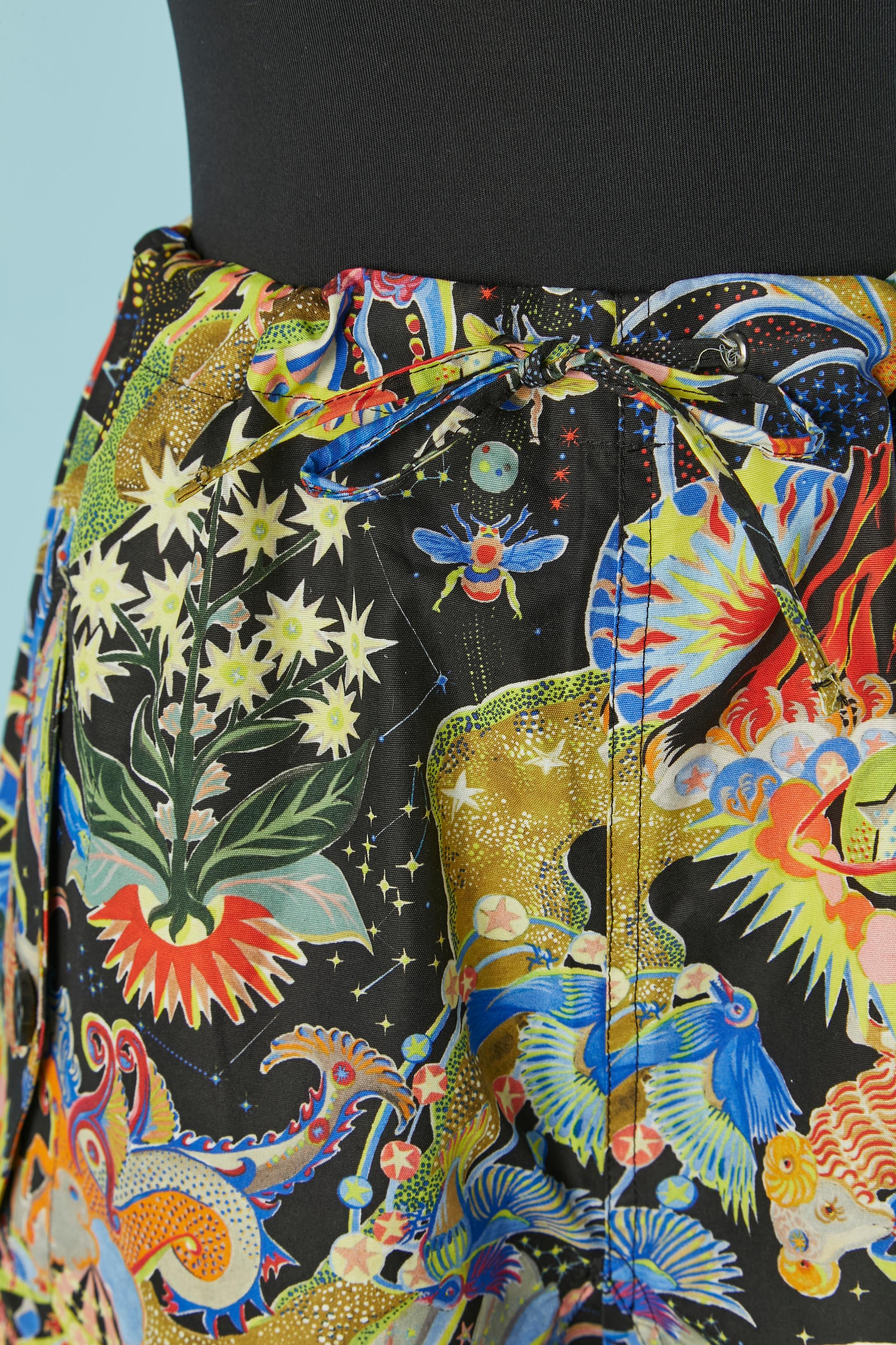 Bermuda de algodón estampado . 4 bolsillos con solapa, botón de la marca y ojal. 
TALLA L 