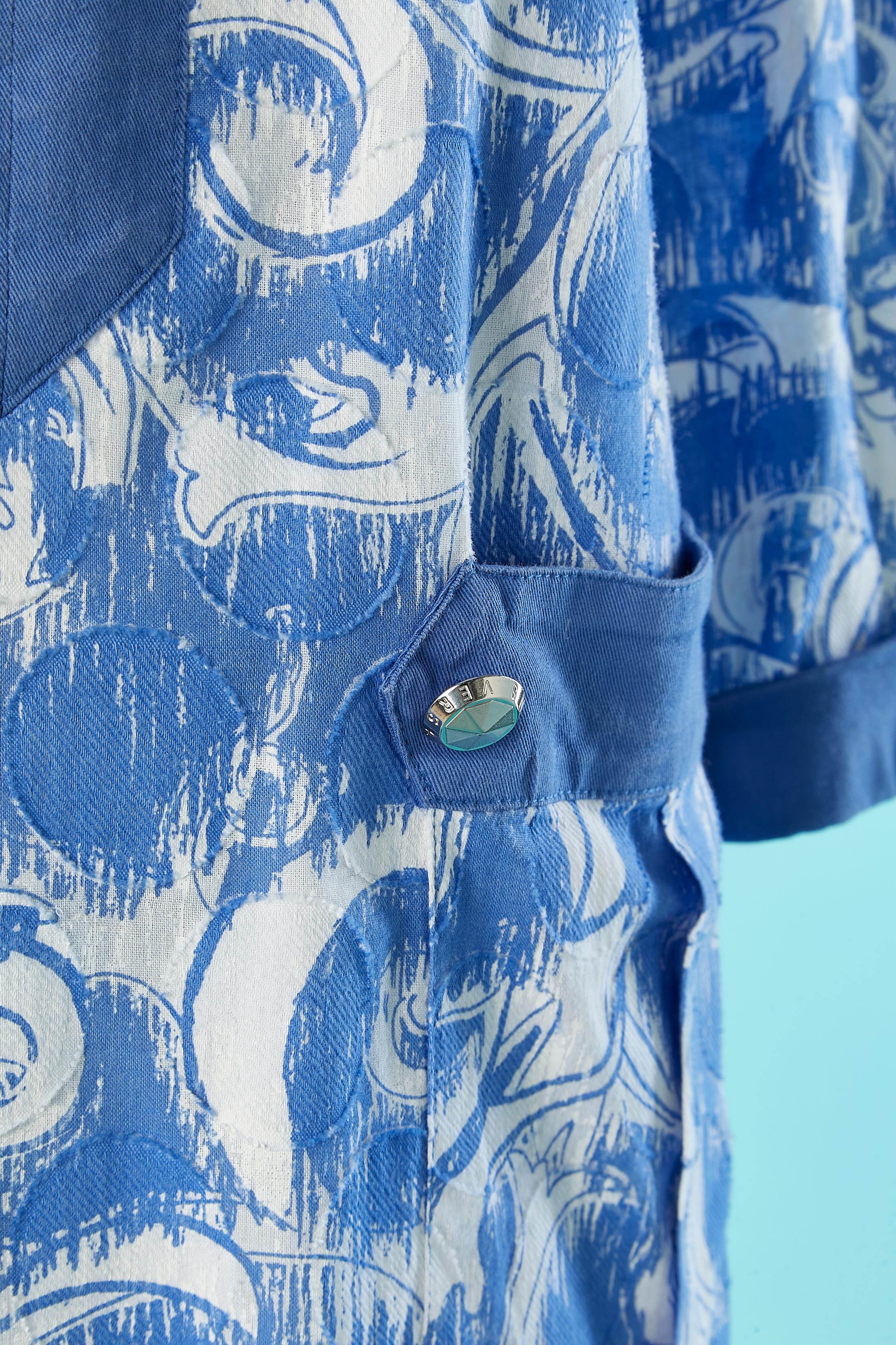 Bleu Robe en coton imprimé avec fermeture à crochet et œil sur le devant Versace Jeans  en vente
