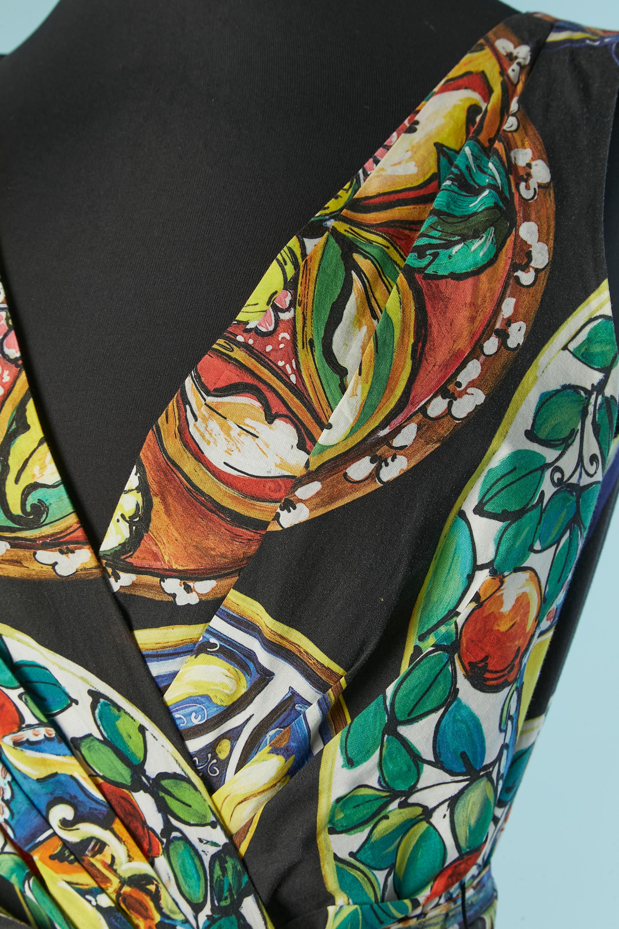 Printed cotton dress wrapped on the bust. Fabric composition: 96% cotton, 4% elastane. Black lining inside the bust only. 
Zip and hook&eye closure on the middle back. Belt in the same fabric and belt-loop. 
SIZE 42 (It) 38 (Fr) M 