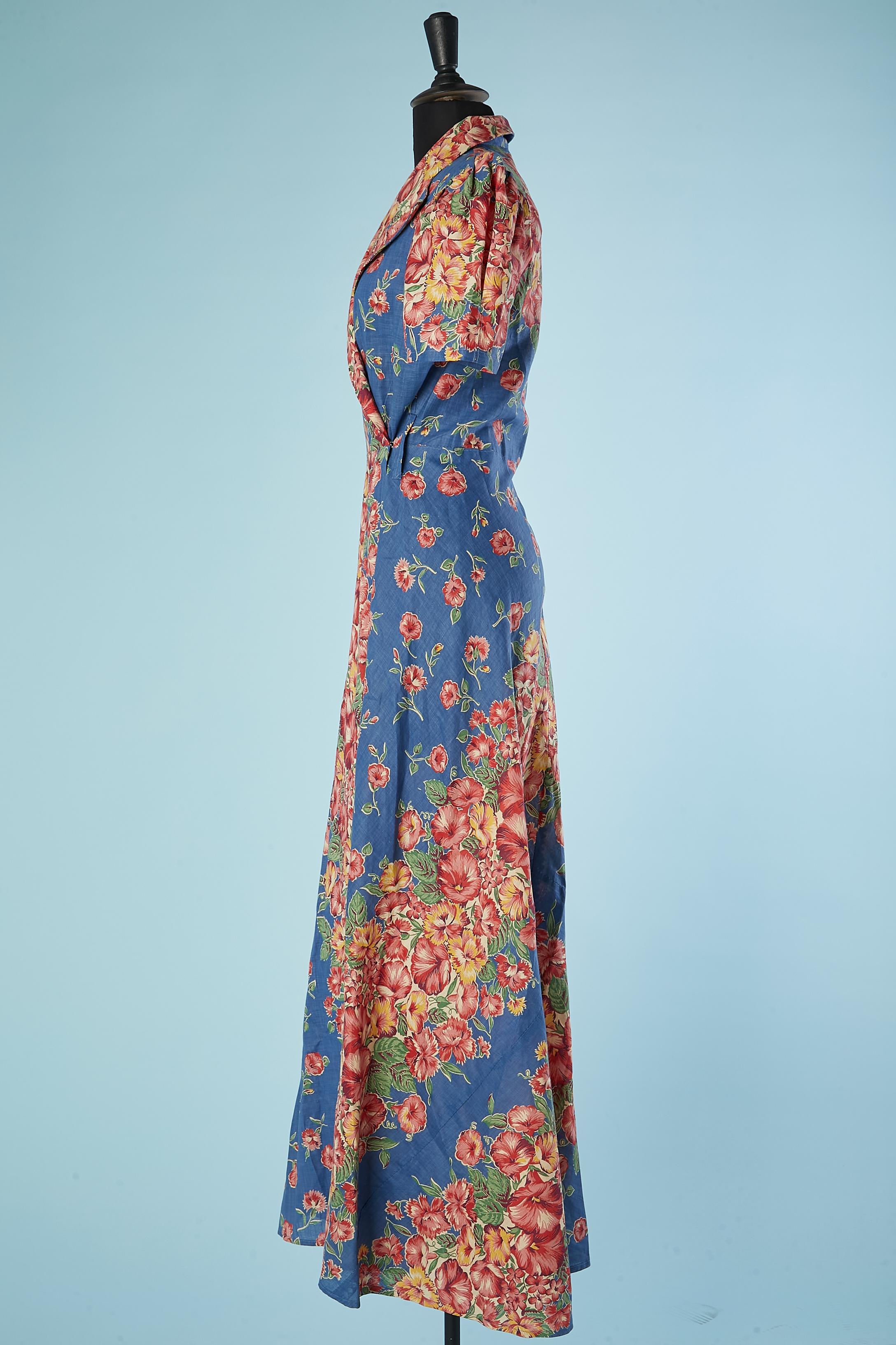 Printed cotton hostess dress wrap in the front Circa 1940's  In Excellent Condition For Sale In Saint-Ouen-Sur-Seine, FR