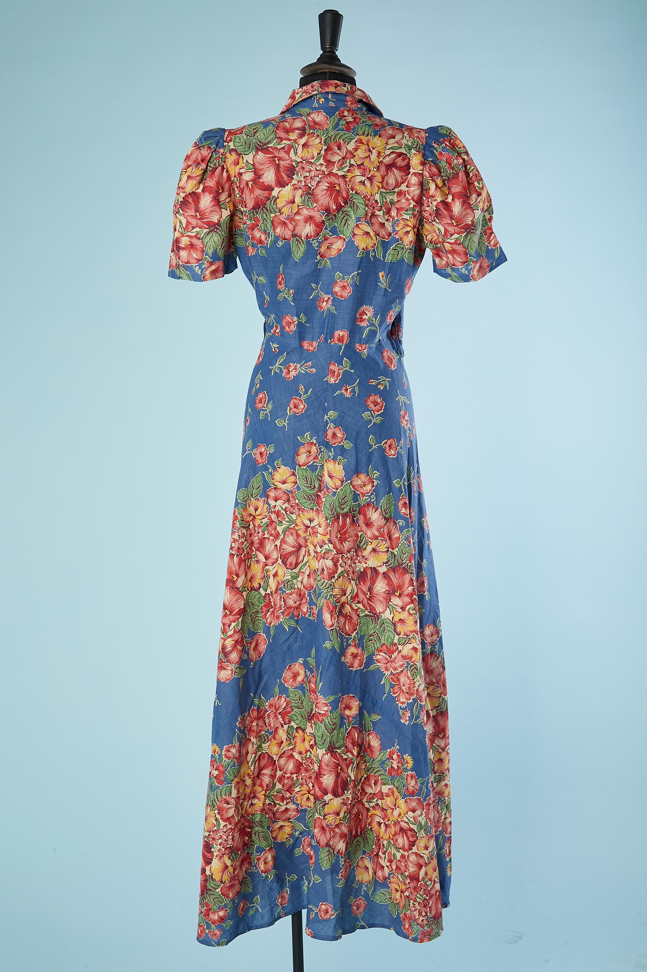 Women's Printed cotton hostess dress wrap in the front Circa 1940's For Sale