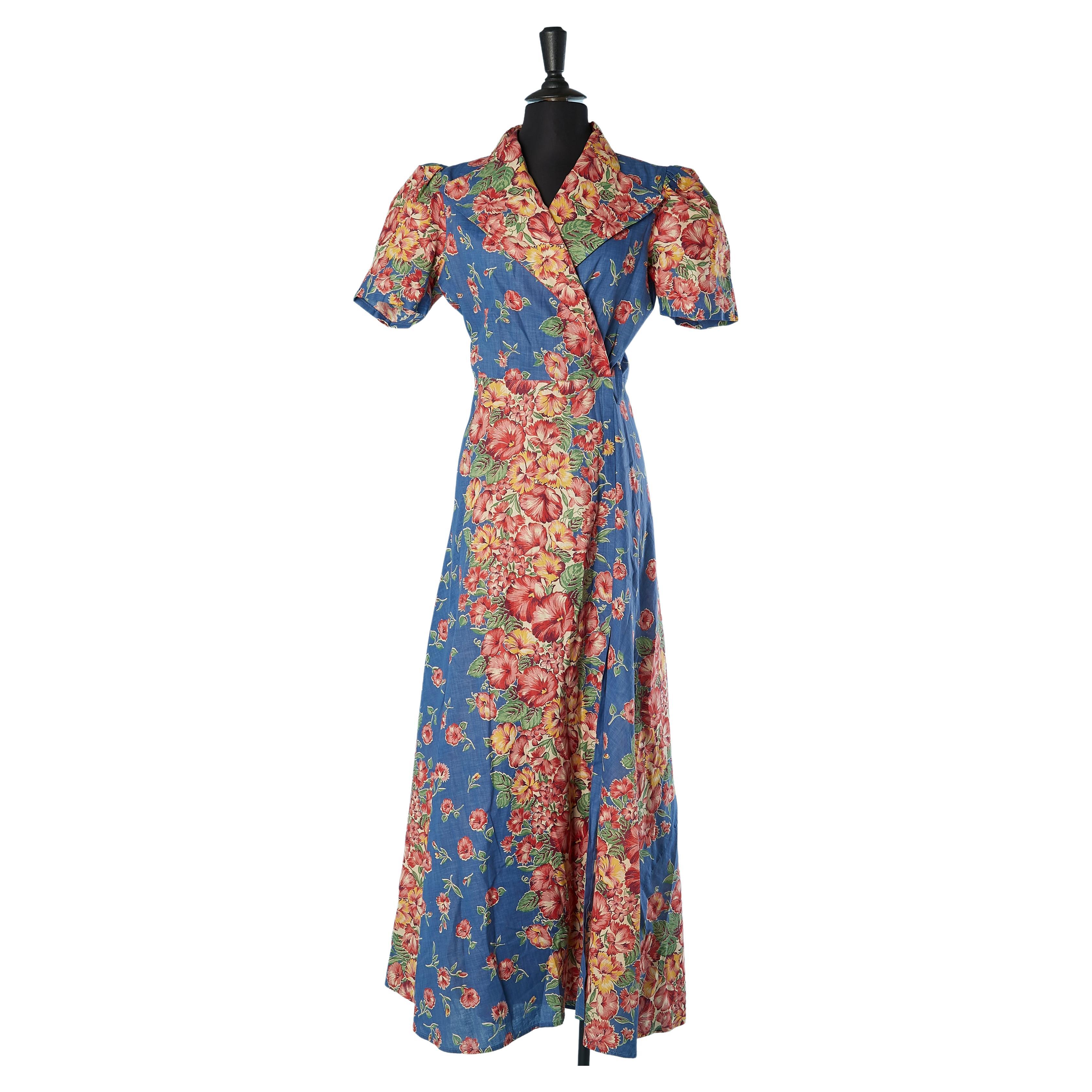 Robe d'hôtesse en coton imprimé, cache-cœur sur le devant Circa 1940's  en vente