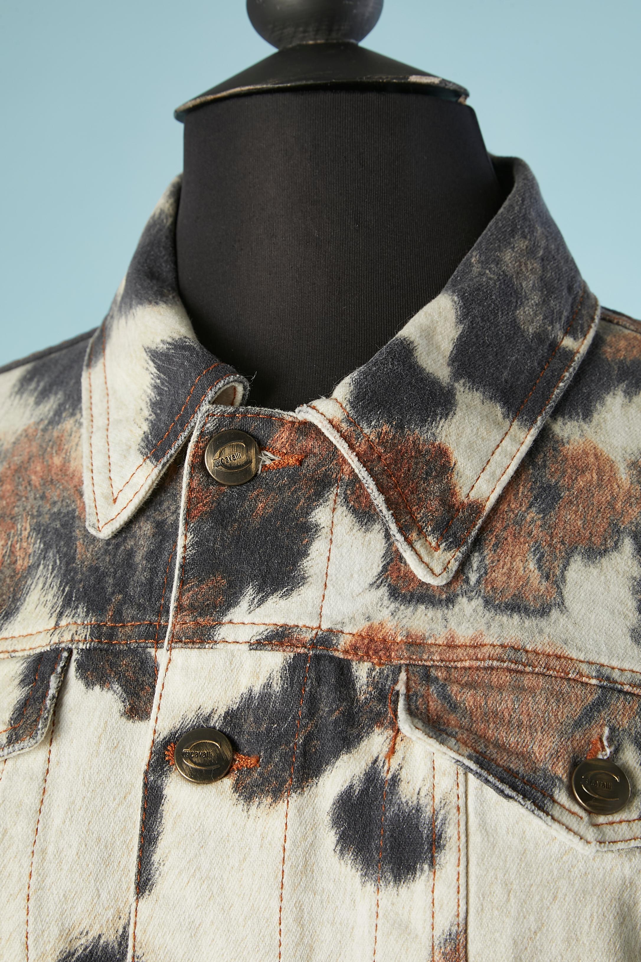 Printed cotton jacket with branded fabric and buttons.Fabric composition: 99% cotton, 1% other fiber

SIZE L