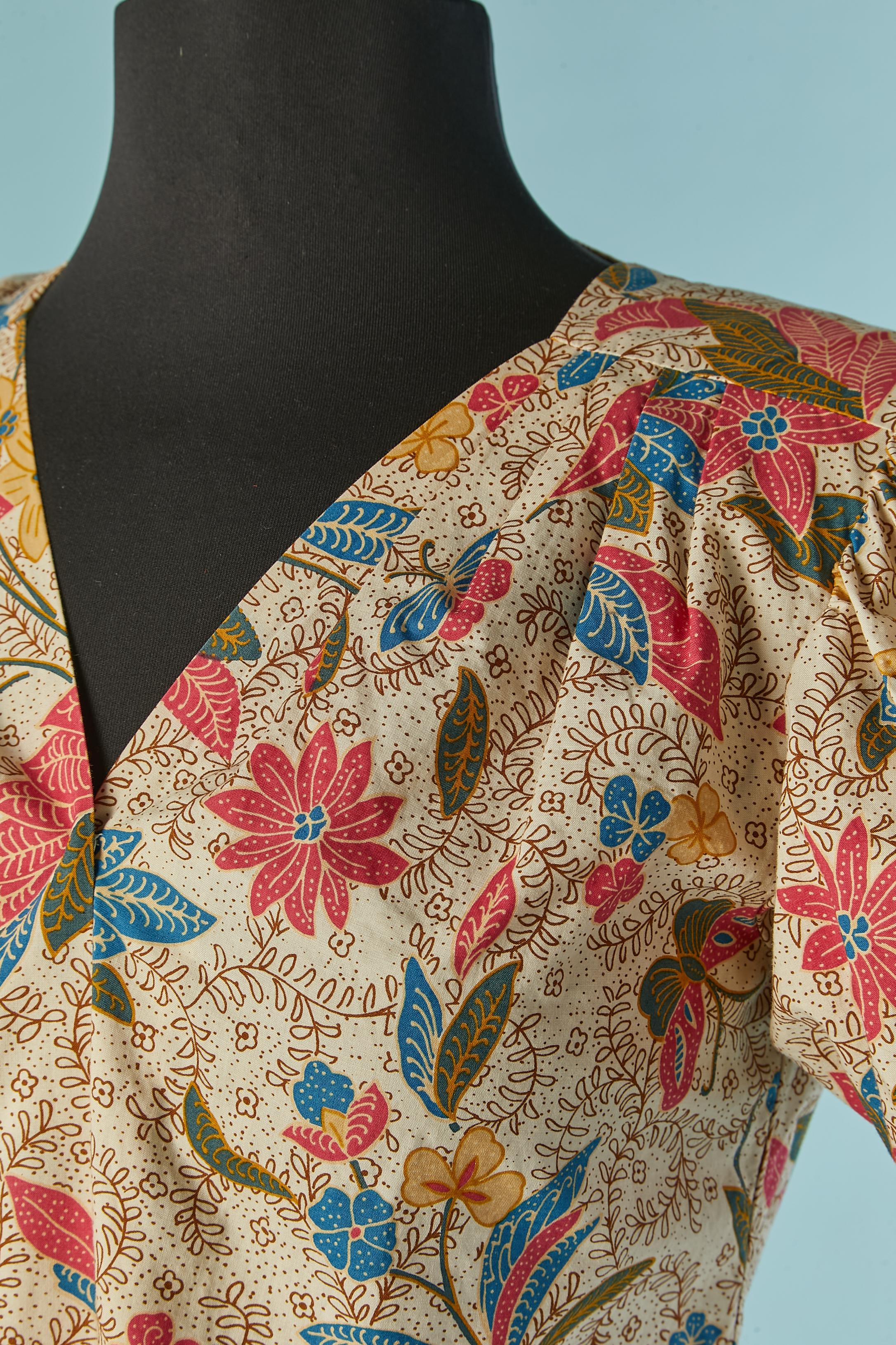 Printed cotton shirt with short sleeves. One snap closure on the middle front ( but I dont think it's original, it's has been probably add later to be able to close the shirt) 
Elastic band on the sleeve edge, thin shoulder pads. 
SIZE 38 (Fr) M 