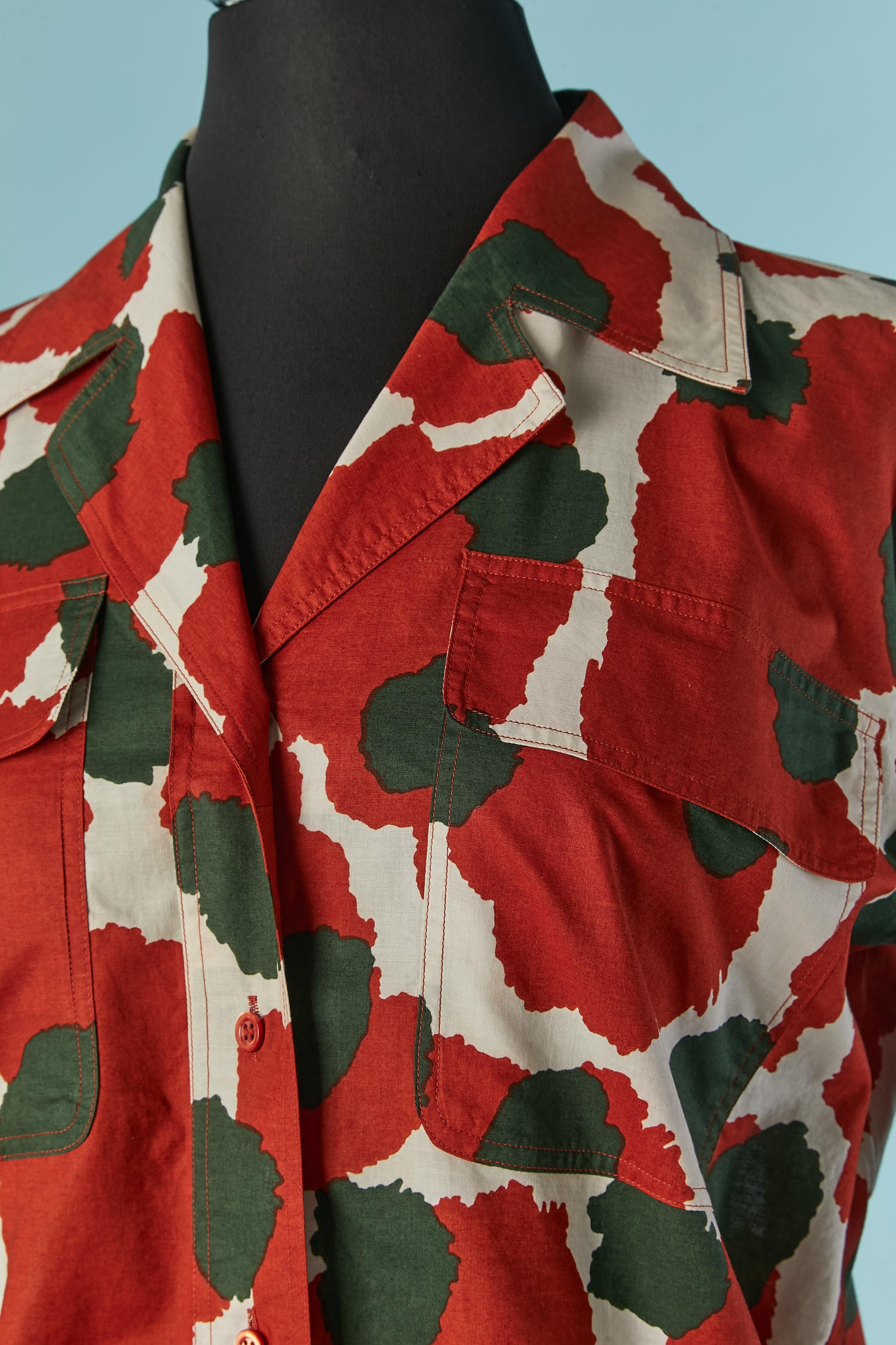 Printed cotton shirt . Buttons and buttonhole closure on the middle front and on the cuffs. Pockets on both side.
size 38 (Fr) M 