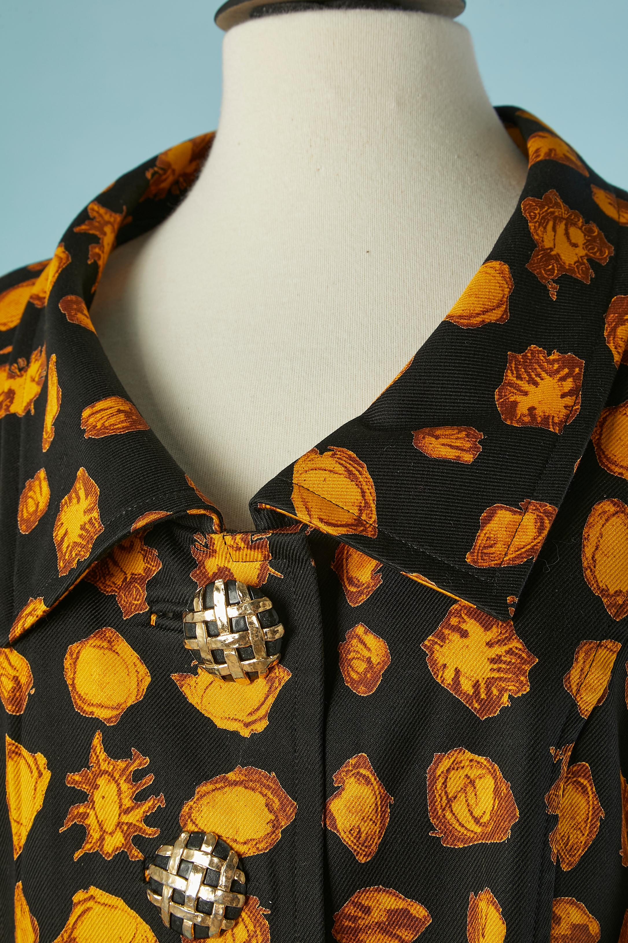 Tailleur jupe en coton imprimé avec fermeture par boutons bijoux sur le milieu du devant et sur les poignets. Composition de la doublure : acétate. 
Epaulettes. 
TAILLE 44 (Fr) L / XL 