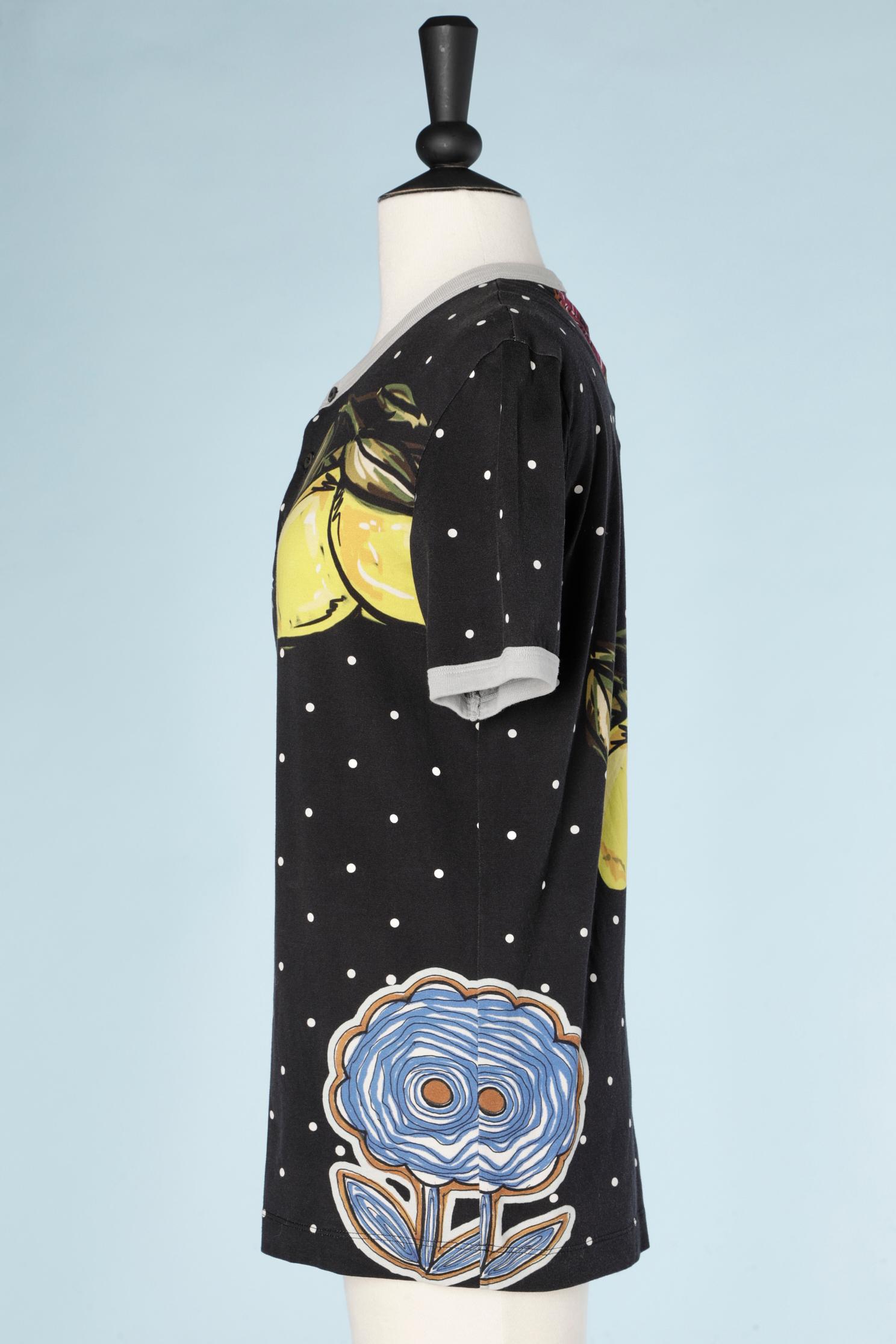 Camiseta de algodón estampada con cierre de 3 botones en la parte superior delantera Dolce & Gabbana en Excelente estado para la venta en Saint-Ouen-Sur-Seine, FR