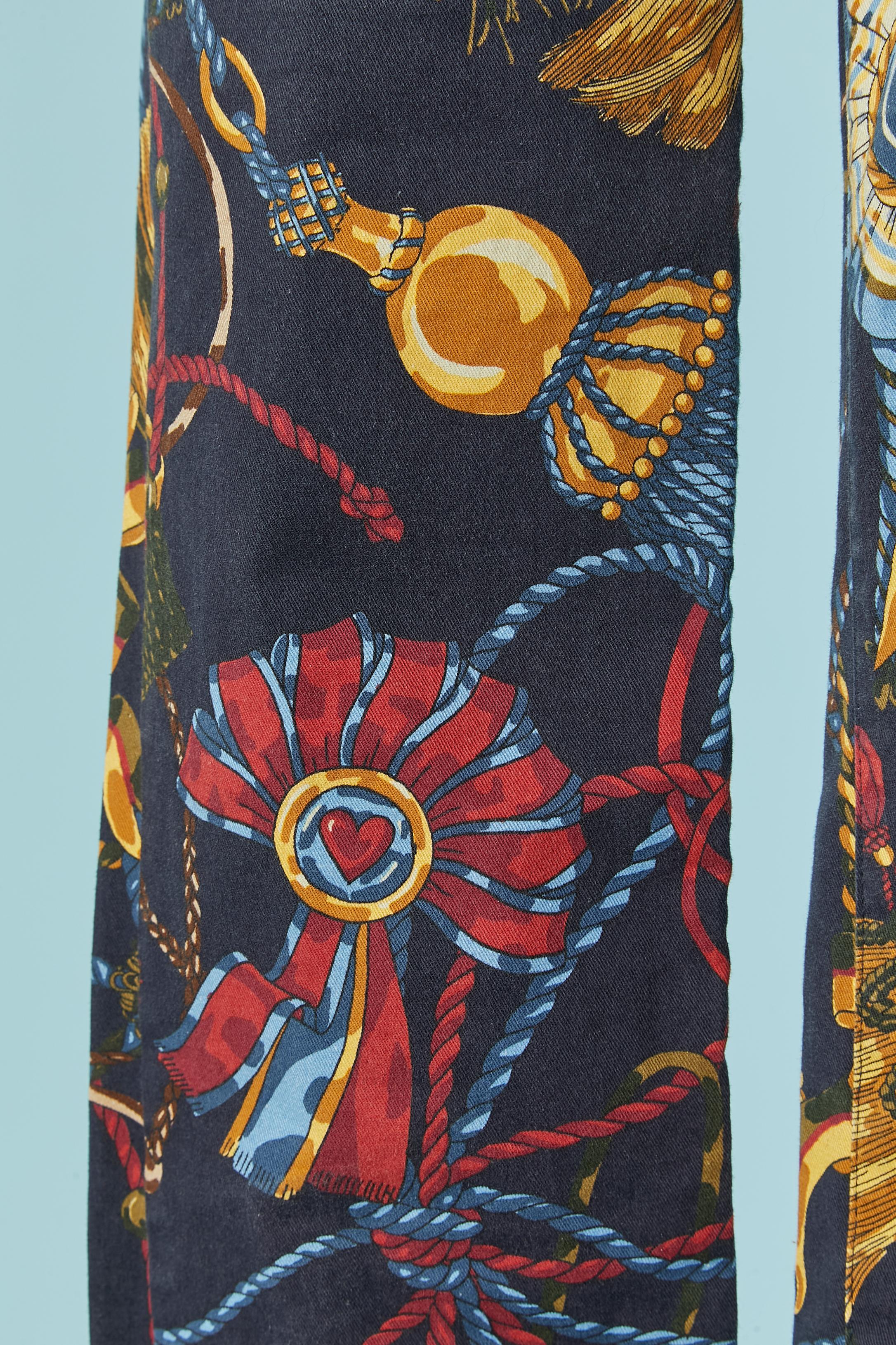 Printed trouser made of 98% cotton and 2% stretch. 
Branded button, buttonhole and zip closure on the middle front. Branded studs. Belt-loop. Pocket on both side + on the back. 
SIZE 29 / L 