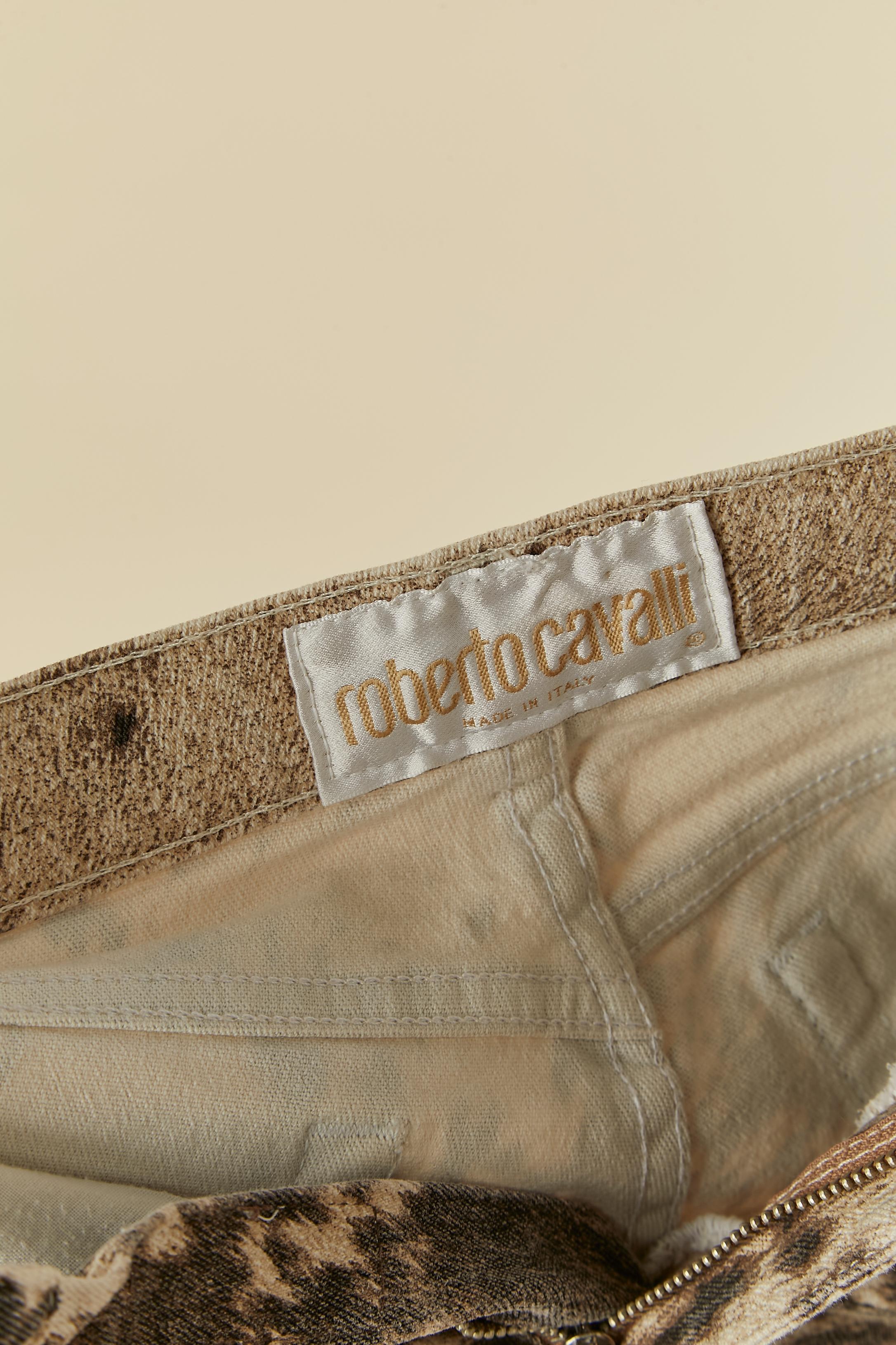 Printed cotton trouser. Fabric composition: 98% cotton, 2% elastane. 
Branded button, buttonhole and zip closure on the top middle front. Branded studs . Pocket on both side + 2 on the back. 
SIZE M ( for men) 