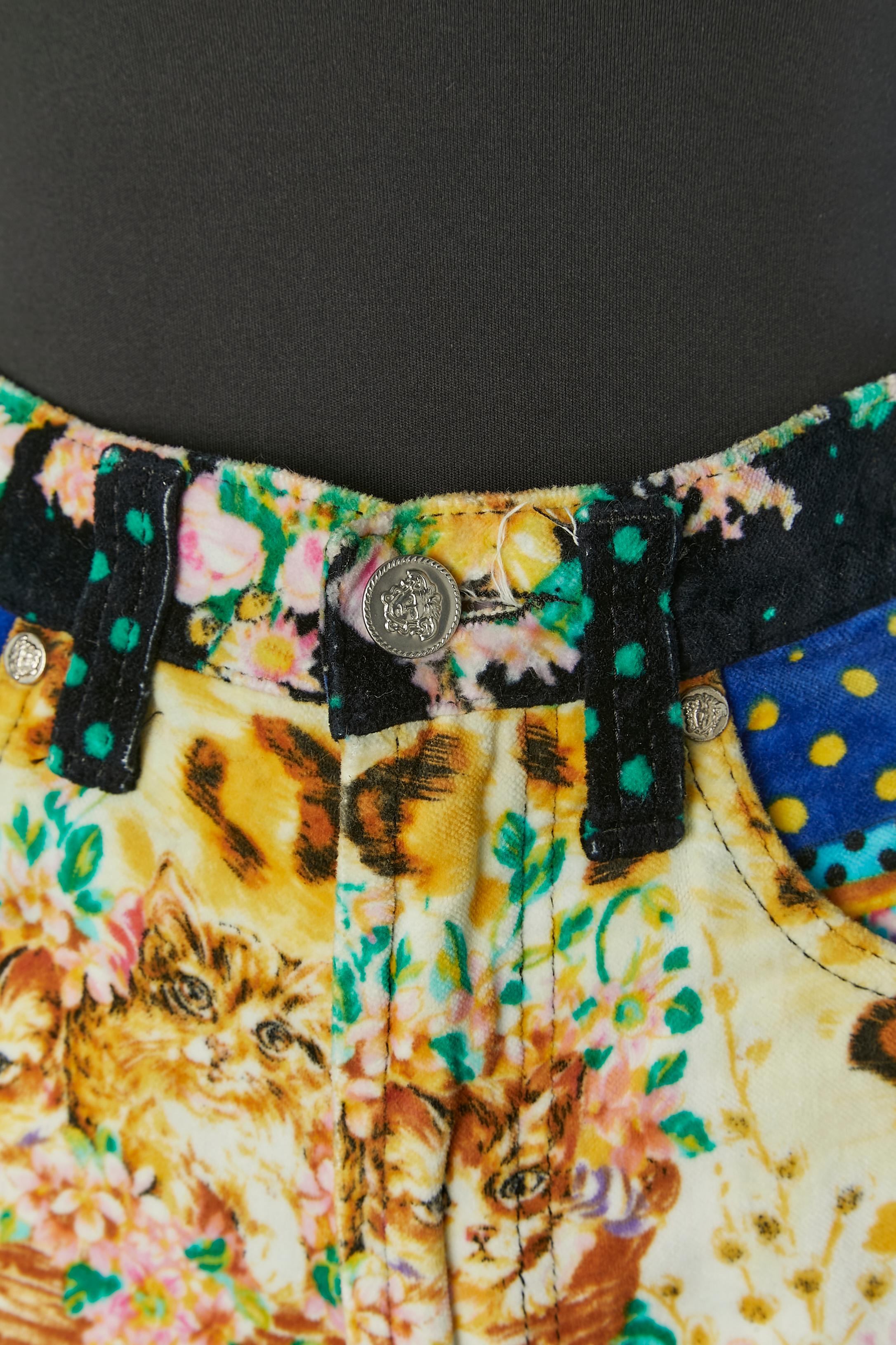 Jean en velours de coton imprimé. Fermeture butti-on sur le milieu du devant et clous de marque. Poche sur les côtés et au dos. Boucle de ceinture ; 
TAILLE 42 (It) 38 (Fr) M 
