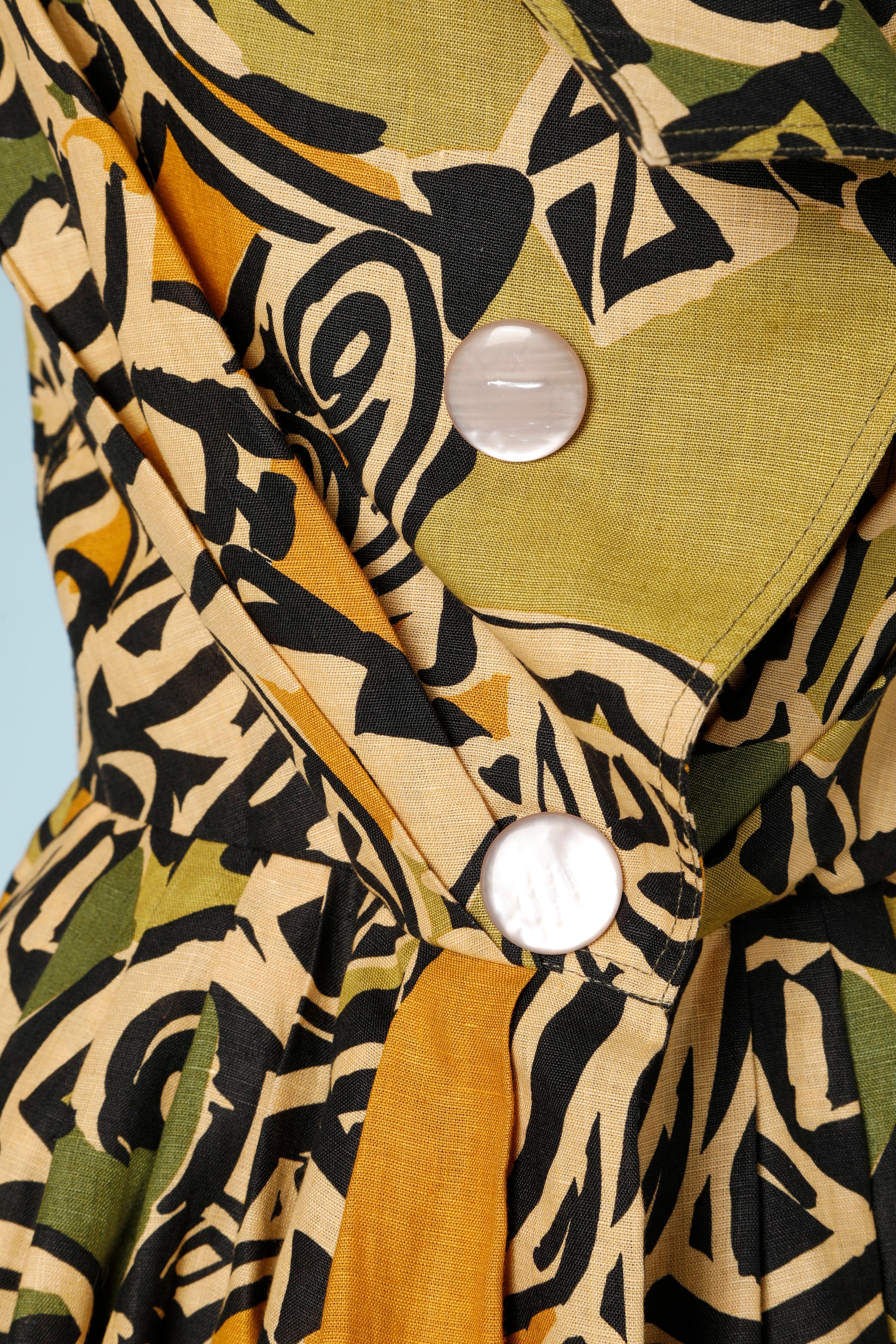 Printed cotton wrap dress in linen, buttoned in the middle front. 