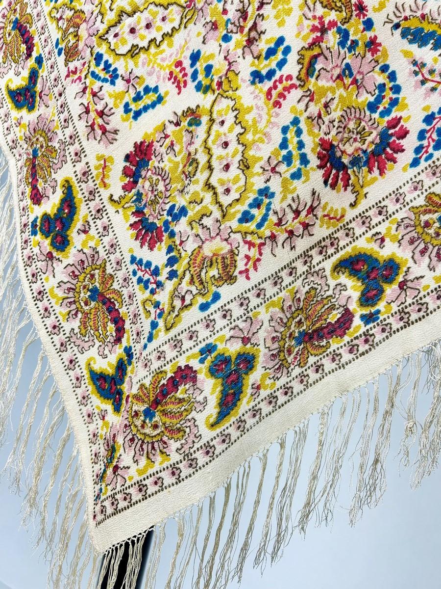 Beige Printed crepe Silk shawl with Paisley design - France or England Circa 1880-1900 For Sale