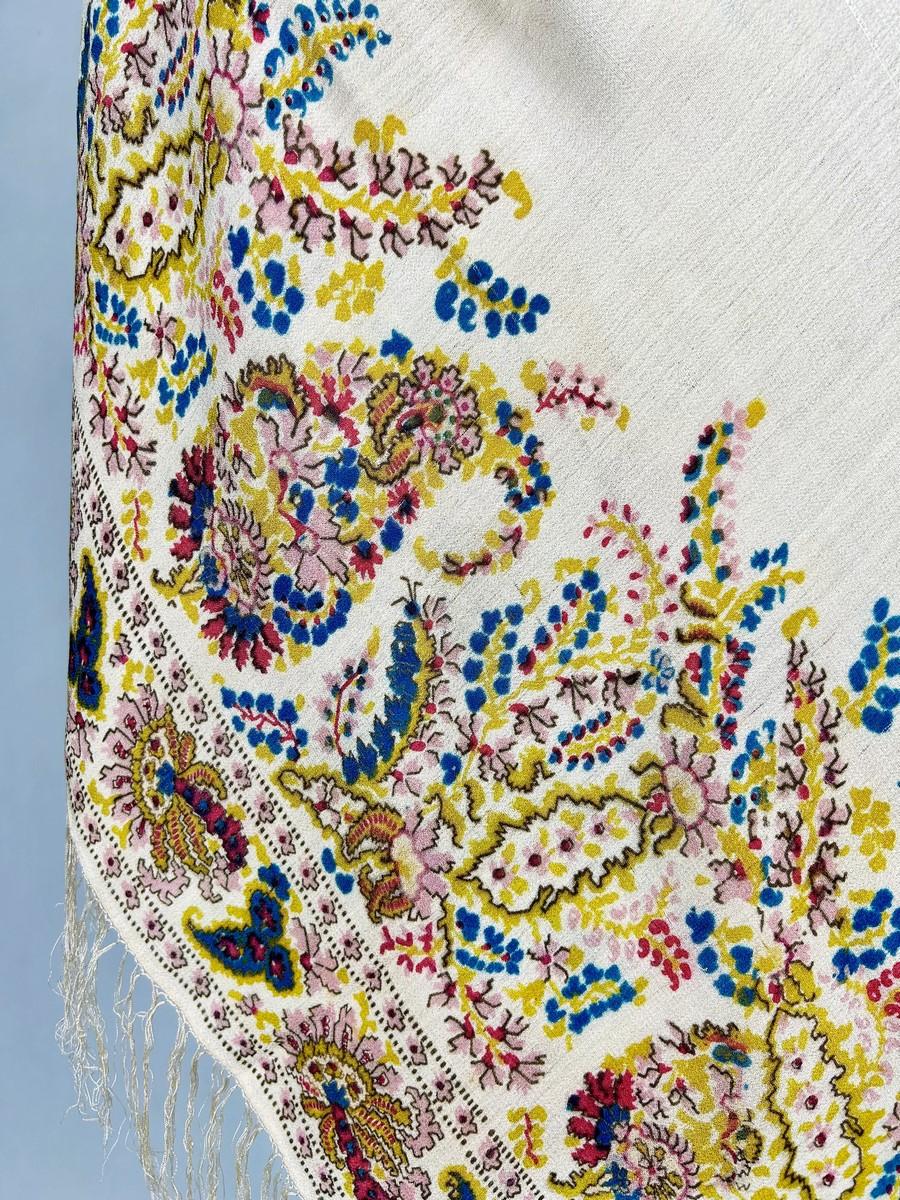 Printed crepe Silk shawl with Paisley design - France or England Circa 1880-1900 In Good Condition For Sale In Toulon, FR