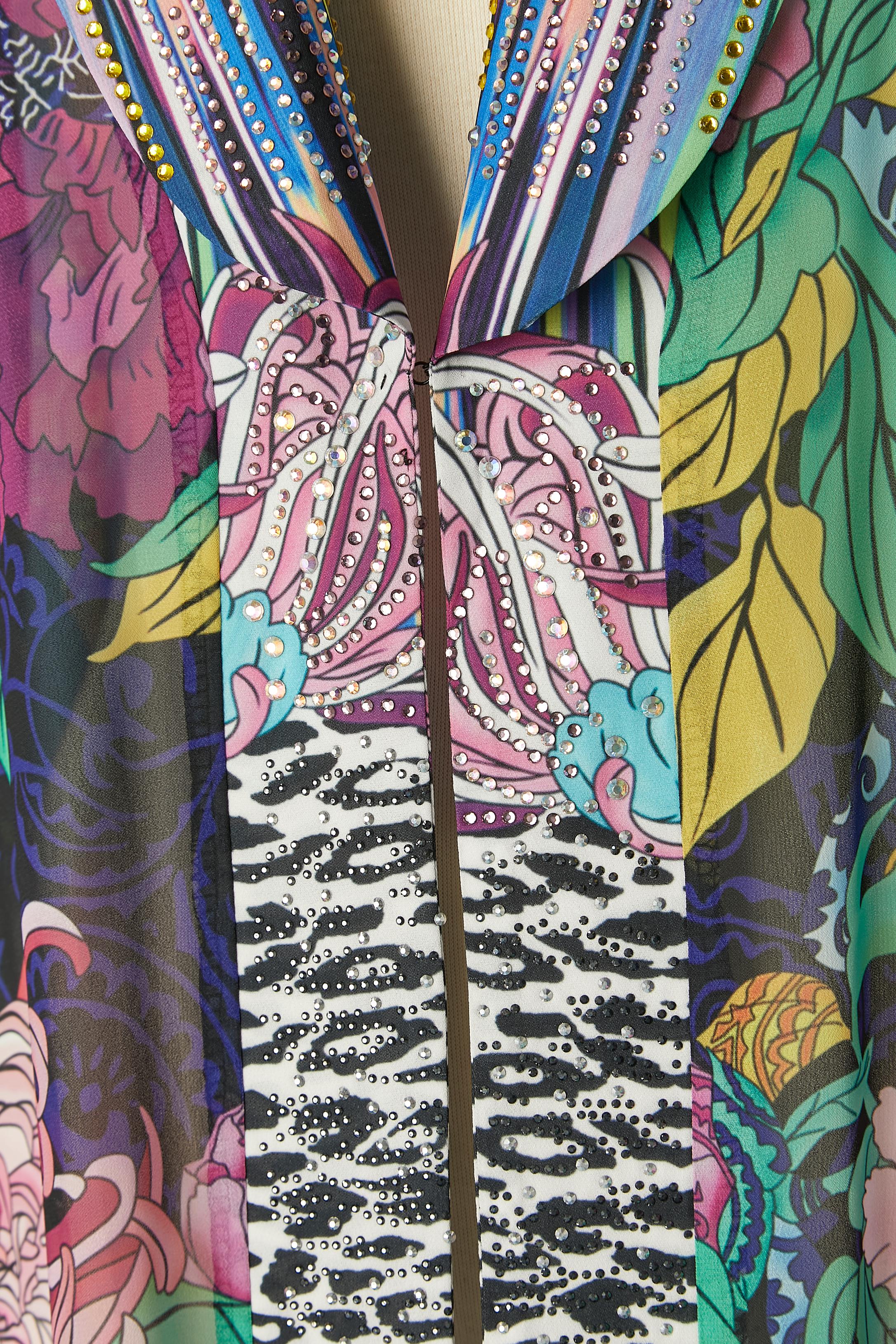 Printed evening coat with rhinestone on collar. Main fabric composition: 50% polyester, 45% rayon, 5% lycra. 
One hook&eye closure on the middle front on the waist. 
SIZE L 