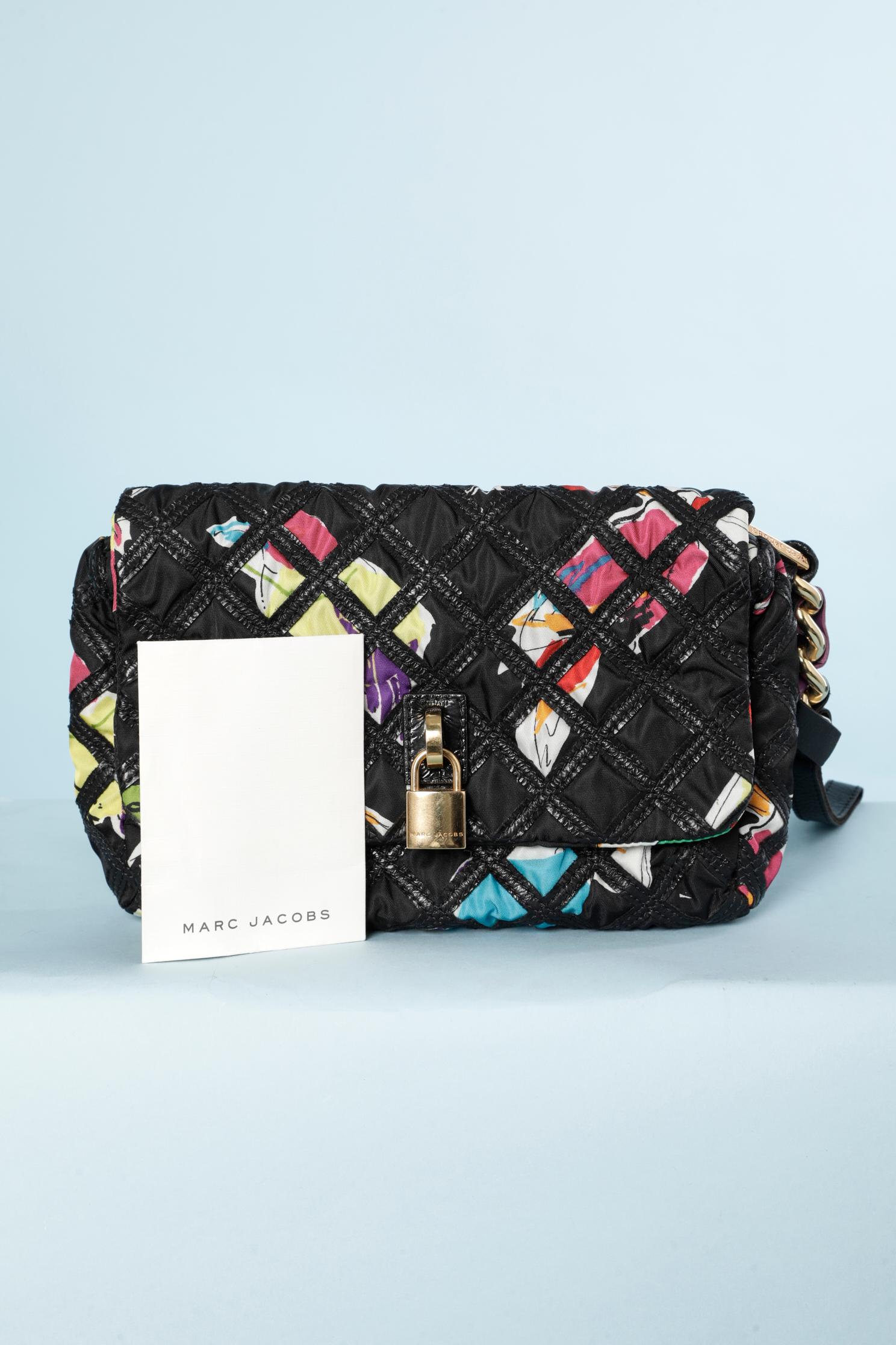 Pochette en tissu imprimé et nylon noir avec serrure de marque Marc Jacob en métal doré  en vente 2