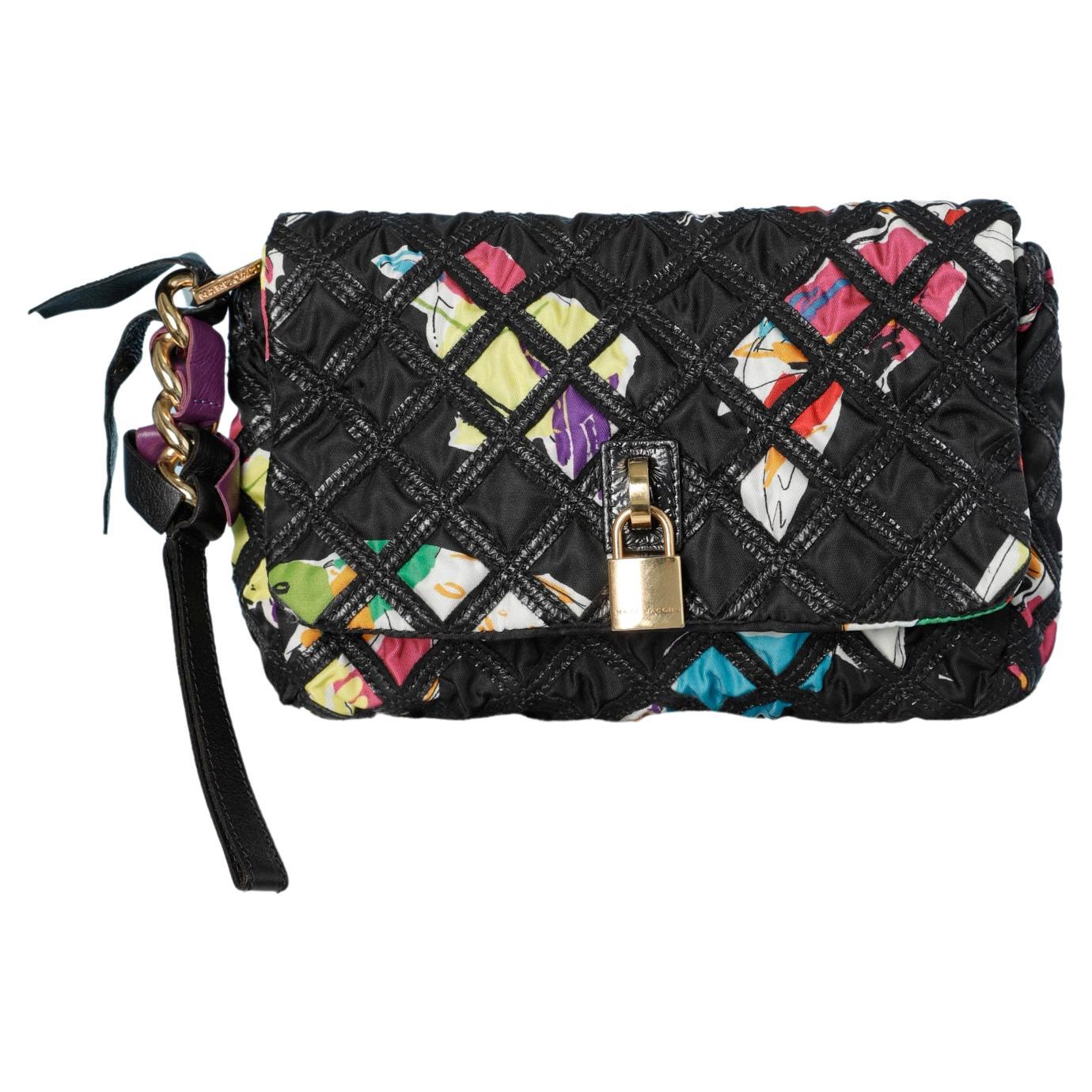 Pochette en tissu imprimé et nylon noir avec serrure de marque Marc Jacob en métal doré  en vente