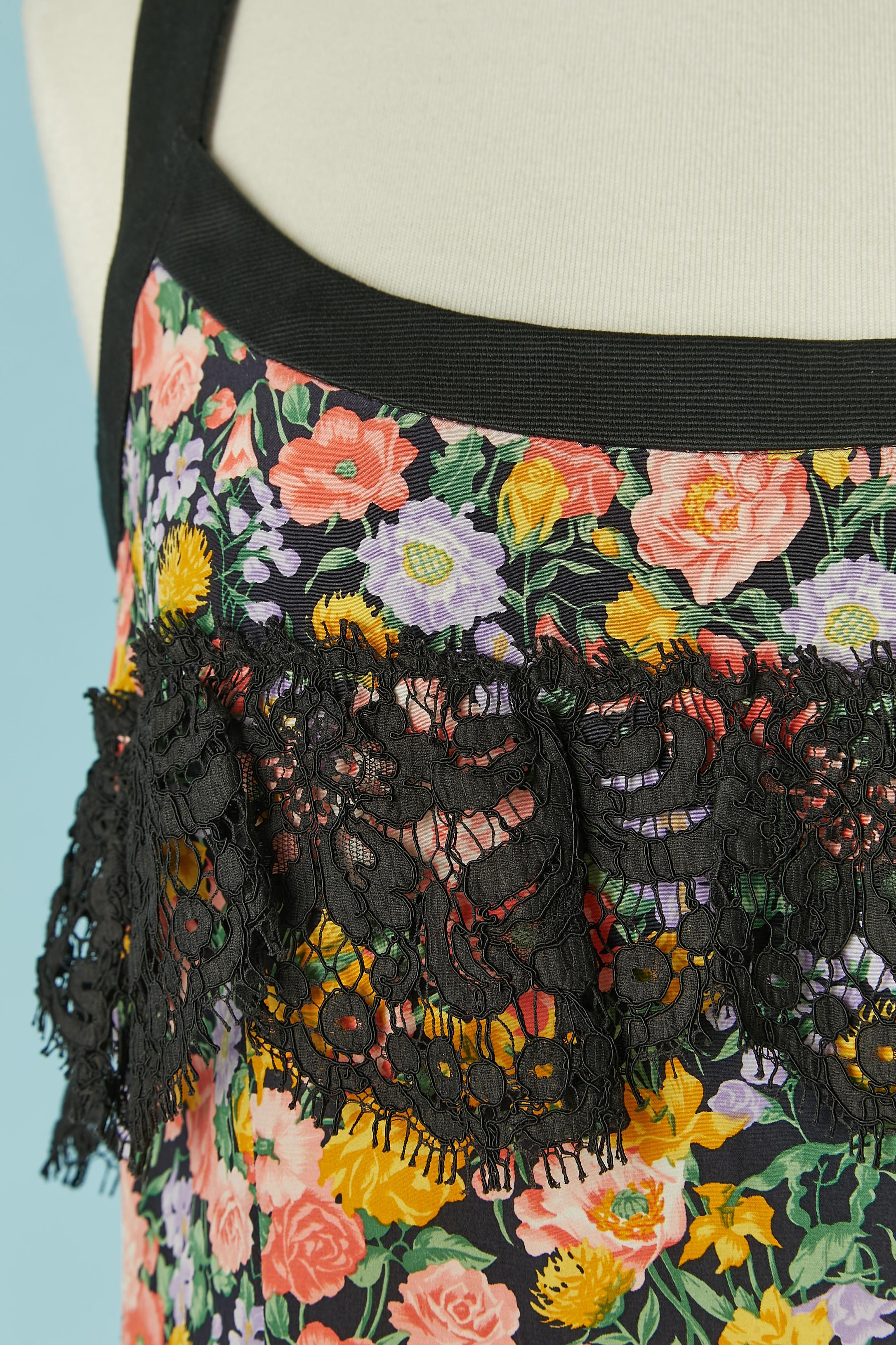 Printed flower cocktail dress mix with black lace. No more fabric composition tag but the printed fabric is probably in rayon and the lace in cotton. 
Zip and hook&eye closure on the left side. 
SIZE M/L 
