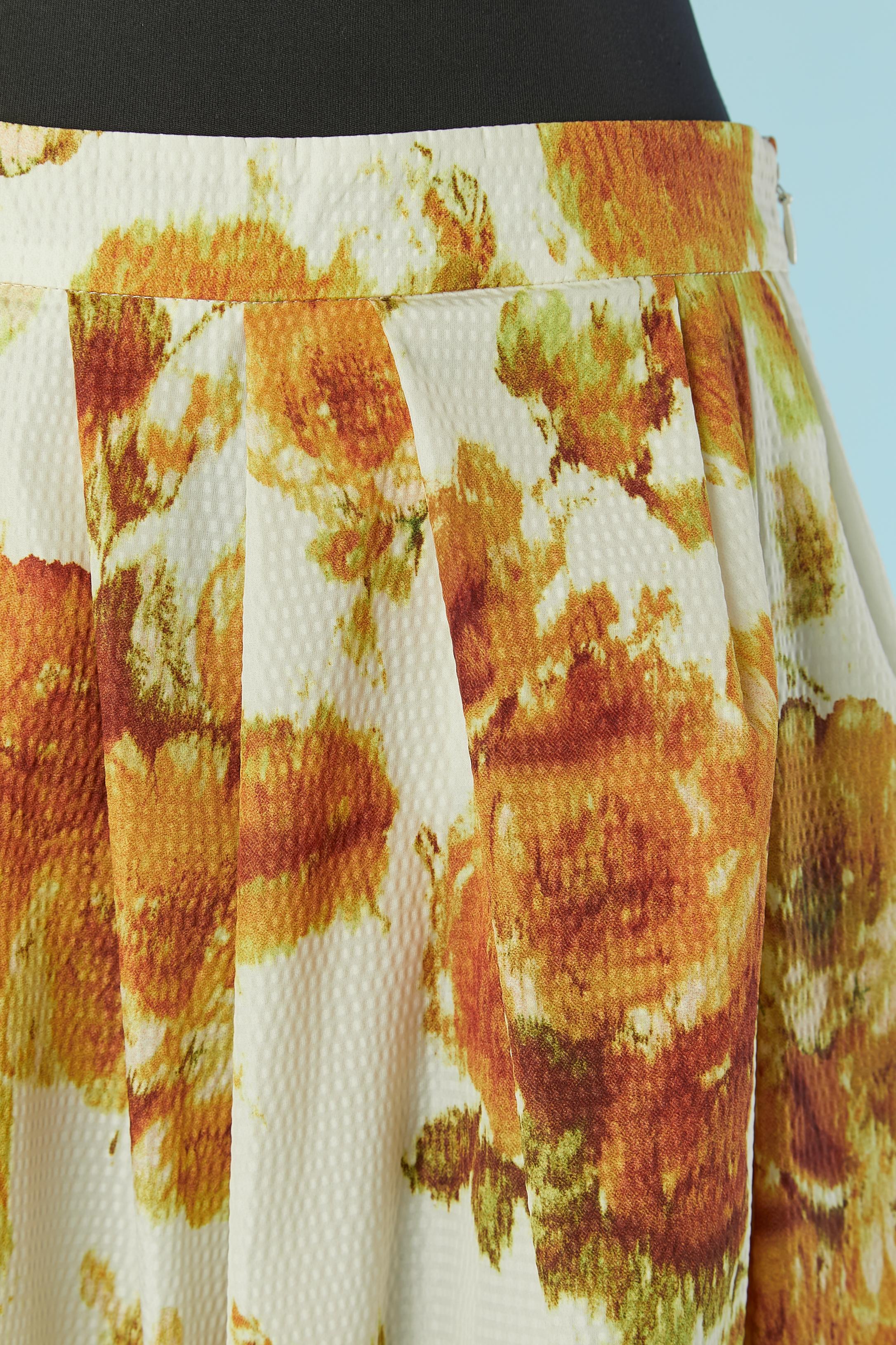 Printed flower skirt. Fabric composition: 100% polyester
Invisible zip and hook&eye closure on the left side.
SIZE 36 (Fr) M 