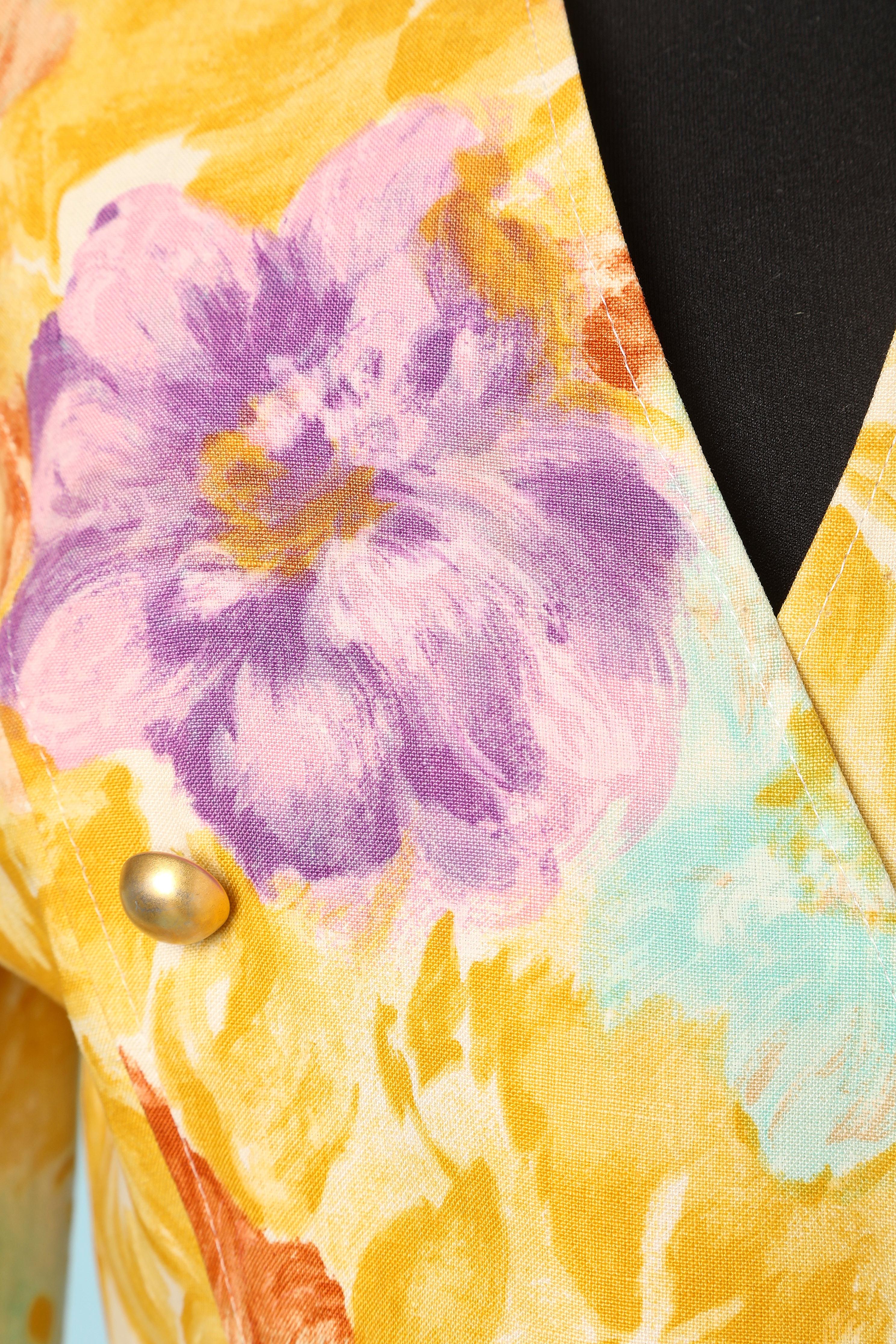 Printed flower skirt suit with double breasted jacket and Wrap skirt. The fabric composition tag is not readeable anymore but the main fabric is cotton ( may be mixed with a bit of linen ) and lining is probably rayon. Shoulder pad. Button ,