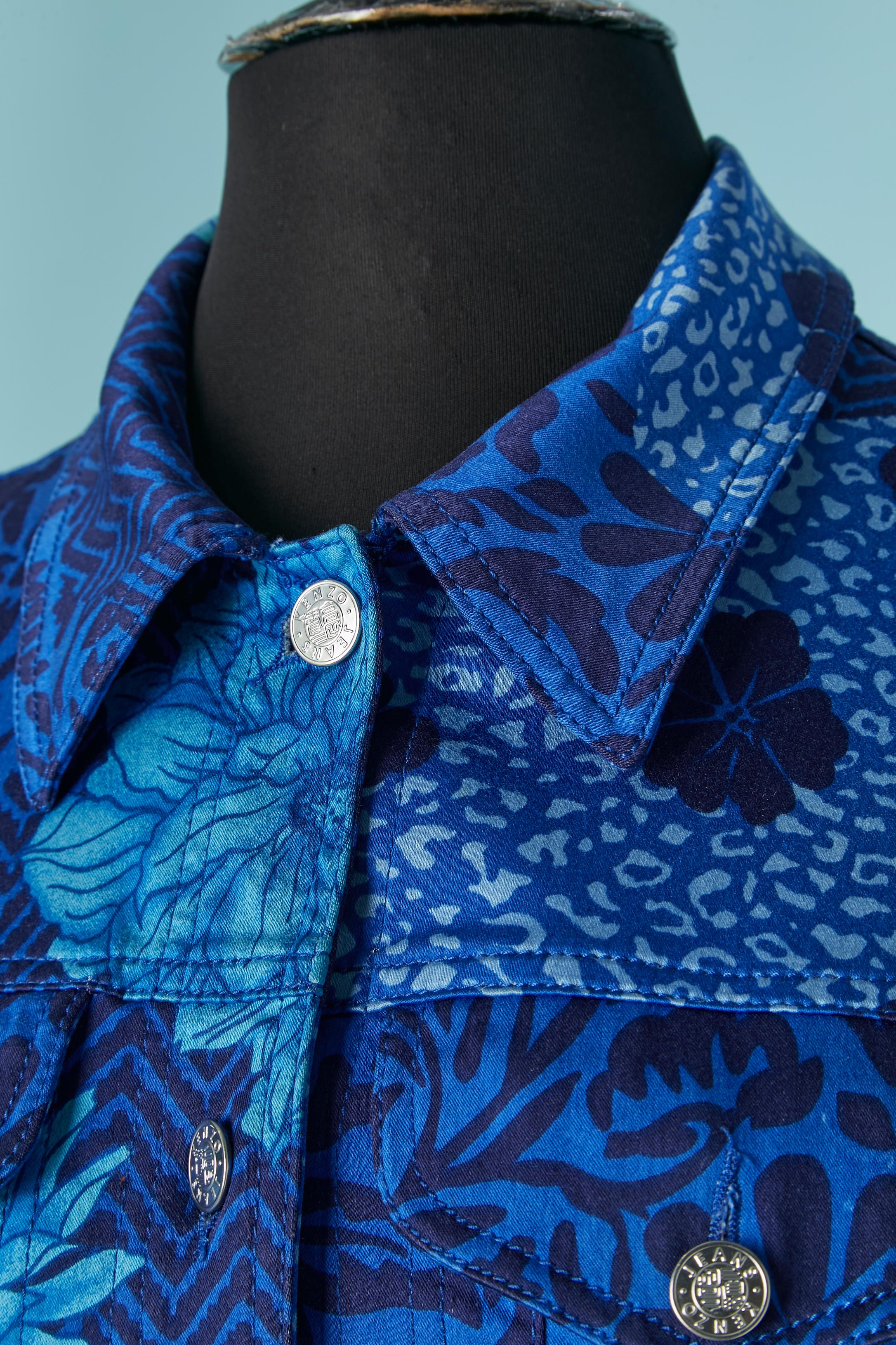 Veste imprimée et robe dos nu. Composition du tissu : 64% rayonne, 33% polyester, 3% stretch. Bouton et boutonnière marqués sur le devant et sur les poignets. 
Taille 40 sur l'étiquette / M 