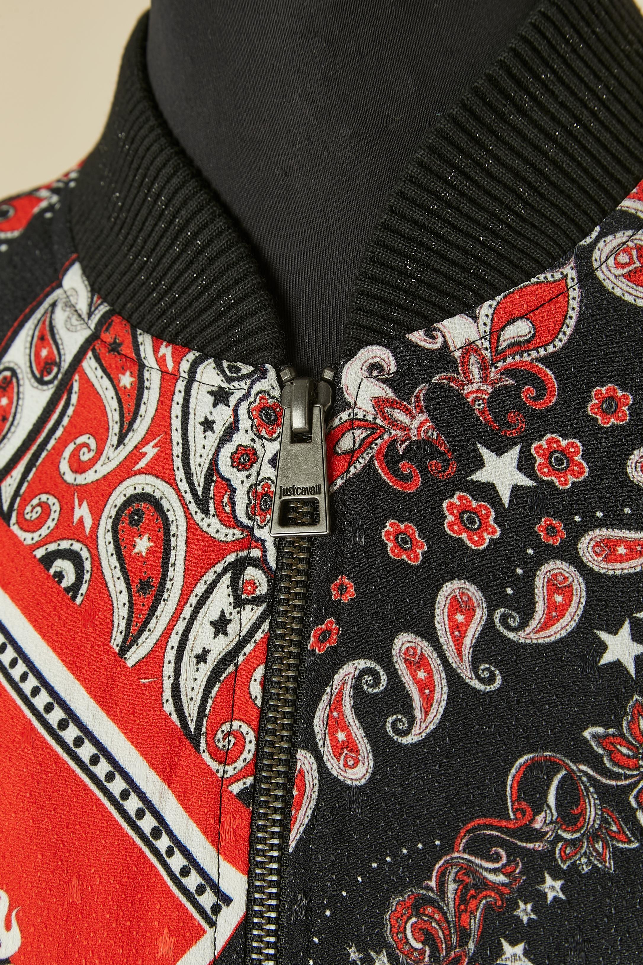 Veste imprimée . Tissu principal : rayonne. Doublure : polyester. Nouveau avec étiquette . Hologramme d'authenticité. Fermeture à glissière sur le milieu du devant. Pochette sur les deux côtés. 
TAILLE 40 / M -L. 