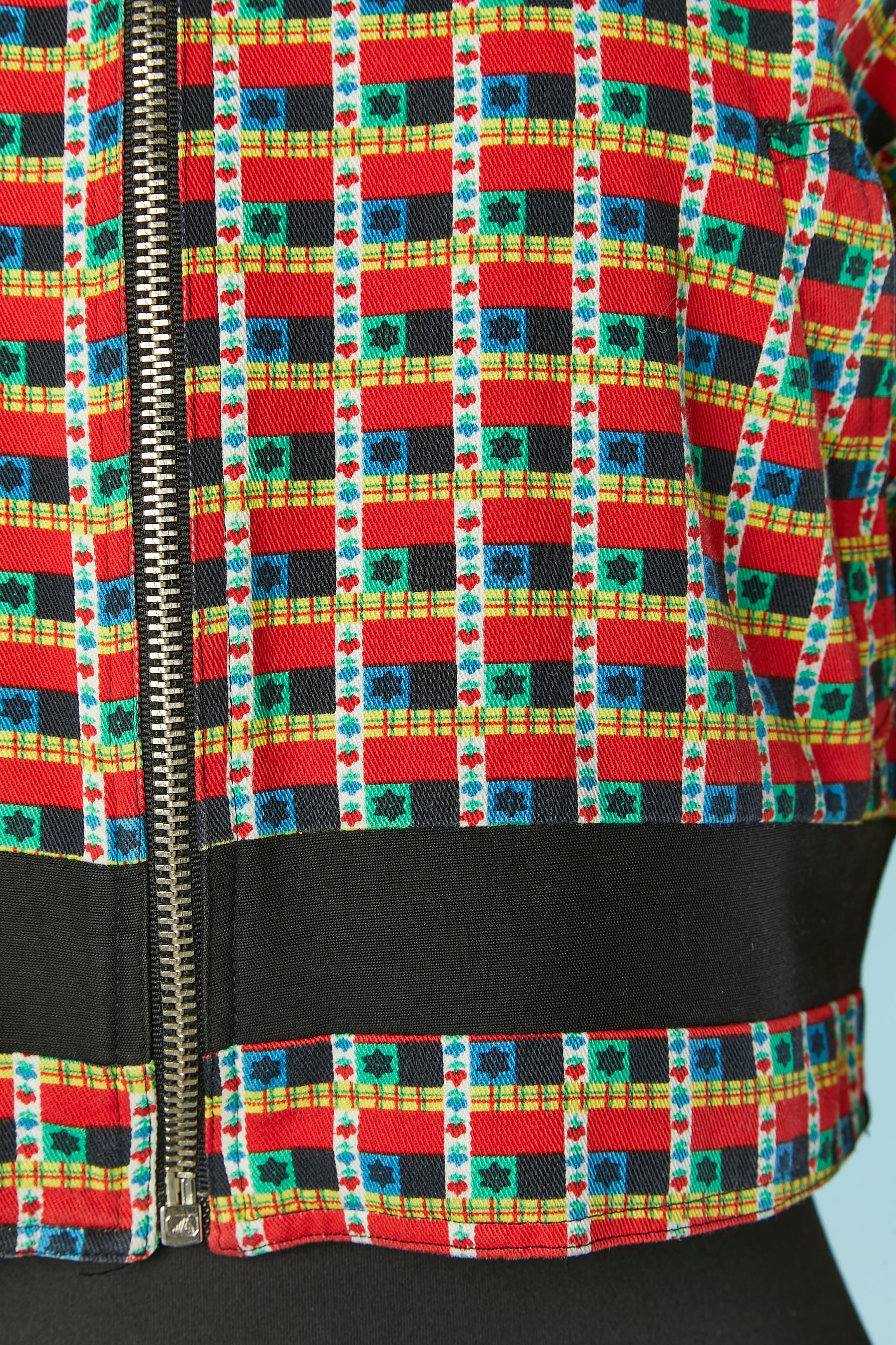 Chaqueta estampada con cierre de cremallera en el centro delantero  y tirador de cremallera de marca. 
La etiqueta de composición del tejido está cortada, pero el tejido exterior es probablemente algodón y el forro probablemente rayón. 
Bolsillo en