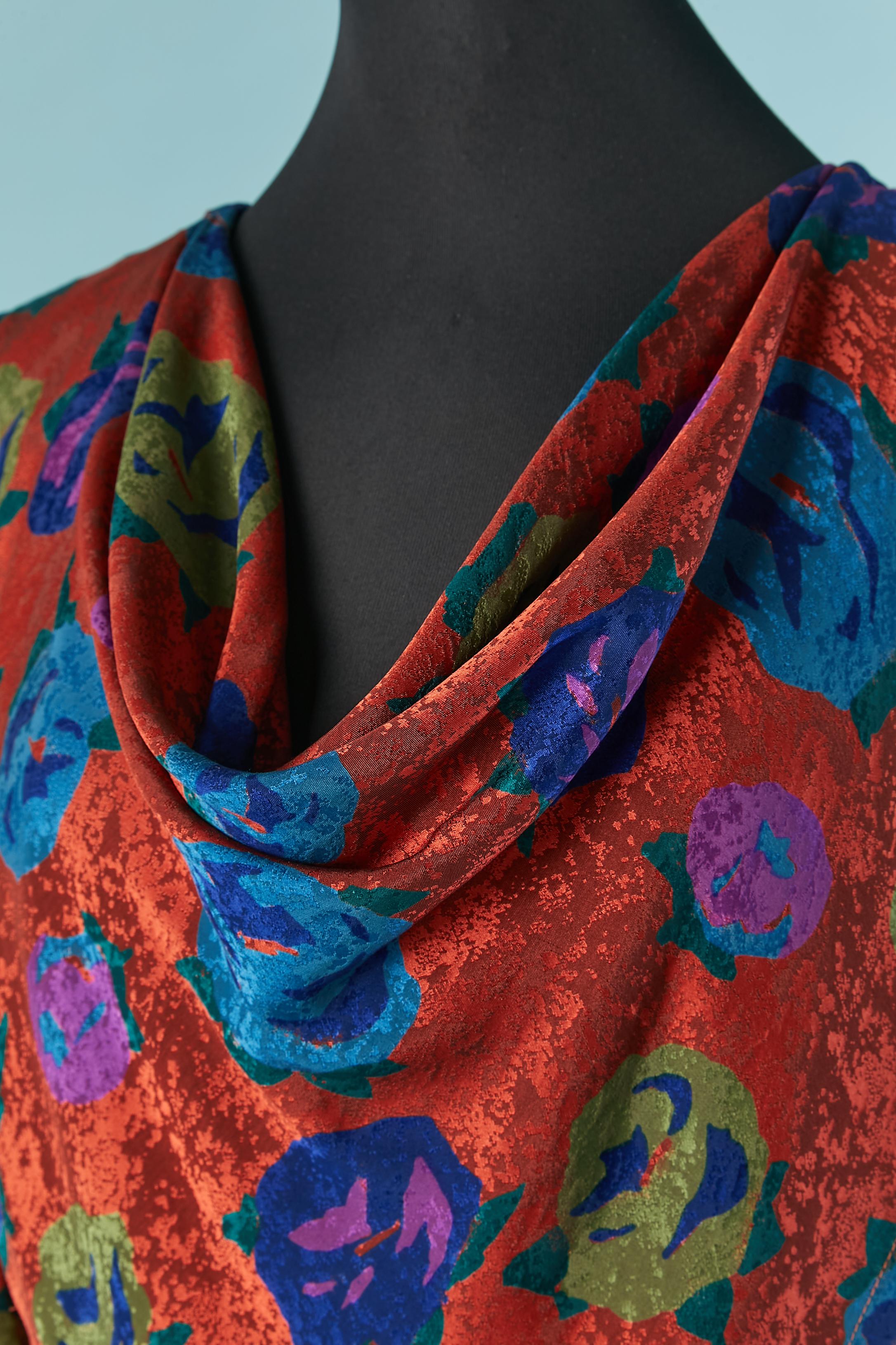 Robe de cocktail en jacquard imprimé avec col drapé. La composition du tissu a été coupée mais il s'agit probablement de soie ou de rayonne jacquard et la doublure en polyester. Petit poids caché sous le col pour maintenir le drapé 
Ceinture dans le