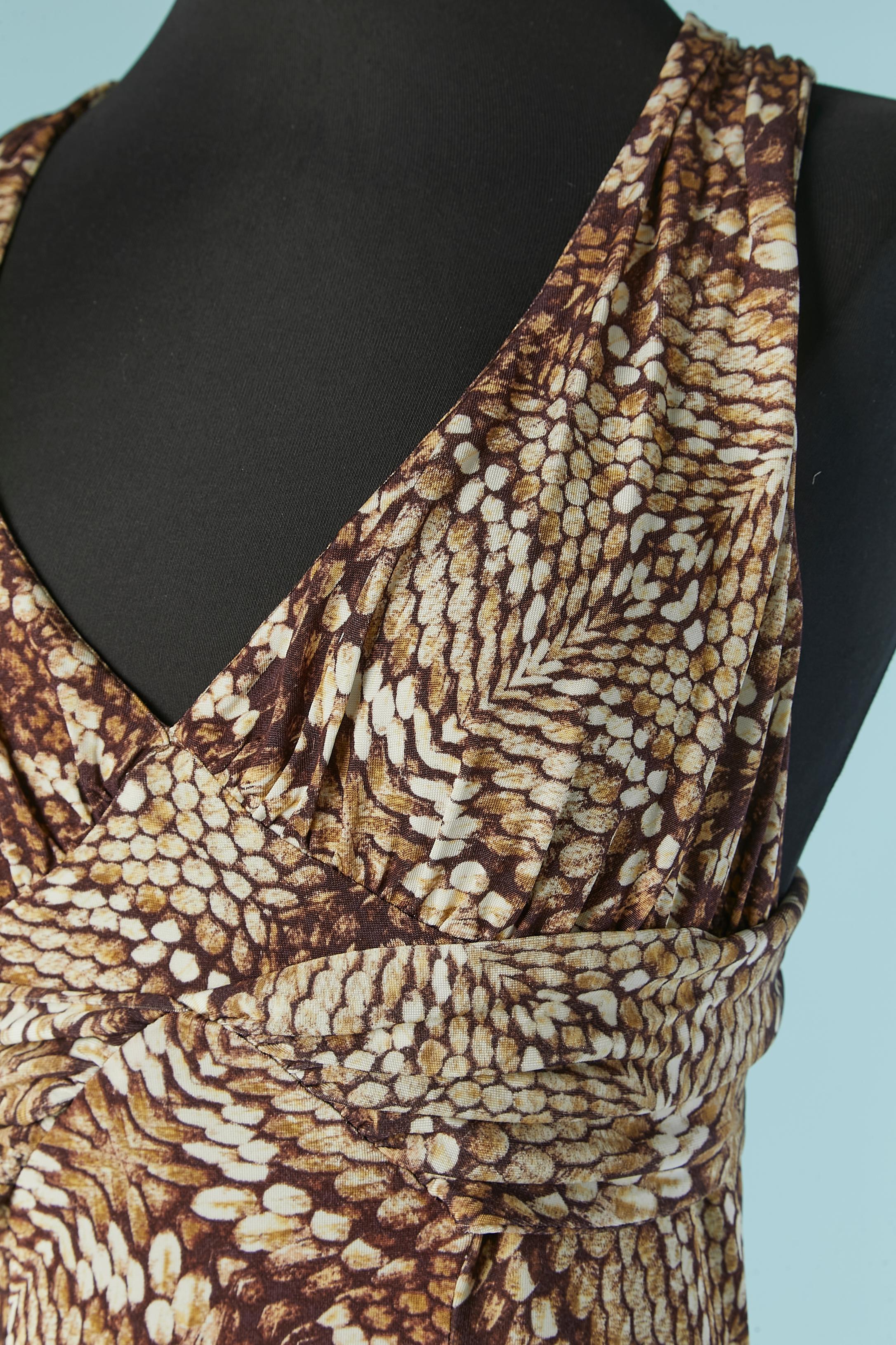 Abito senza schienale in jersey stampato . Composizione del tessuto: 90% rayon, 10% elastan. 
Anello in metallo sulla parte centrale della schiena. Taglio e lavorazione. Drappo sul busto. 
TAGLIA 42 (It) 38 (Fr) M 