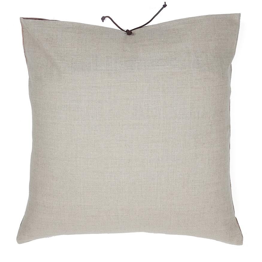Un lussuoso cuscino decorativo fatto a mano in lino belga stampato, ideale per aggiungere comfort e stile casual e rilassato a un soggiorno, una camera da letto o un salotto contemporaneo. Il lino belga è un tessuto di alta qualità, resistente e