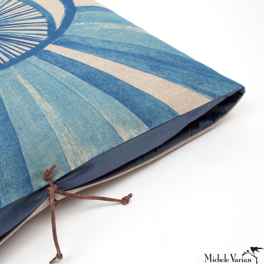 Un lussuoso cuscino decorativo fatto a mano in lino belga stampato, ideale per aggiungere comfort e
Uno stile casual e rilassato per un soggiorno, una camera da letto o un salotto contemporaneo. Belga
Il lino è un tessuto di alta qualità,