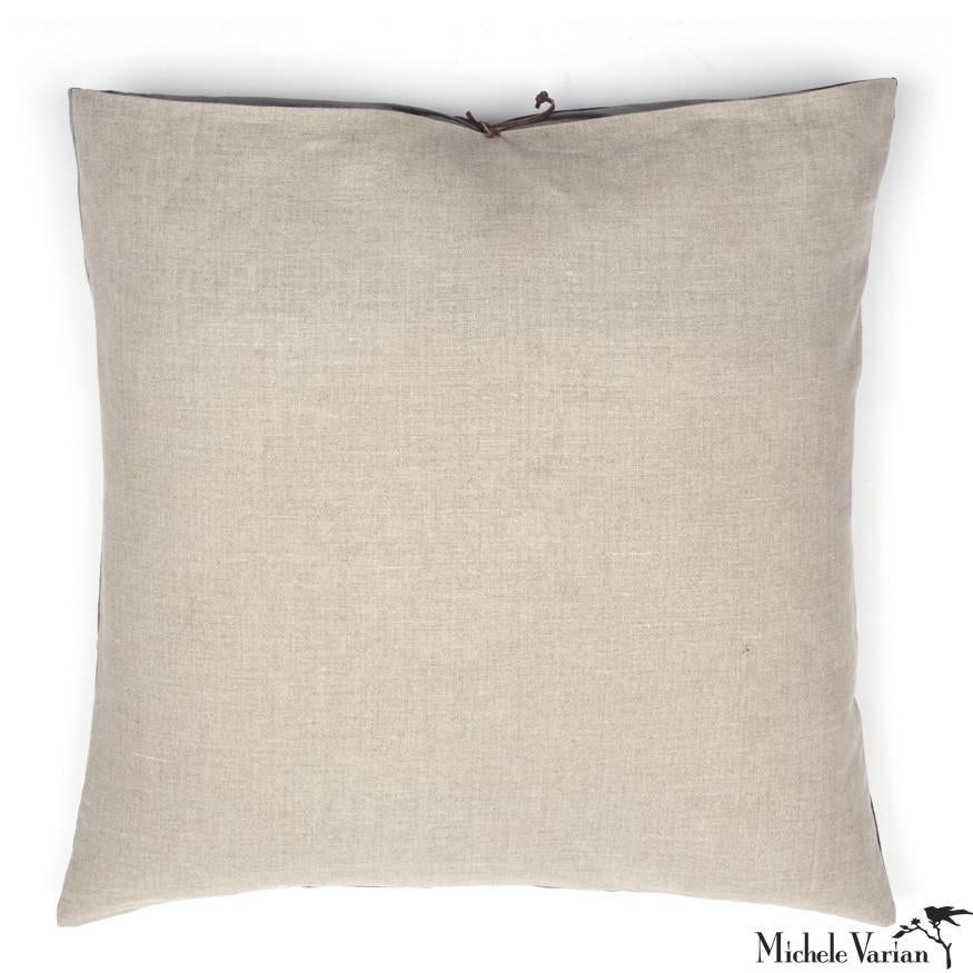 Un lussuoso cuscino decorativo fatto a mano in lino belga stampato, ideale per aggiungere comfort e stile casual e rilassato a un soggiorno, una camera da letto o un salotto contemporaneo. Belga
Il lino è un tessuto di alta qualità, resistente e