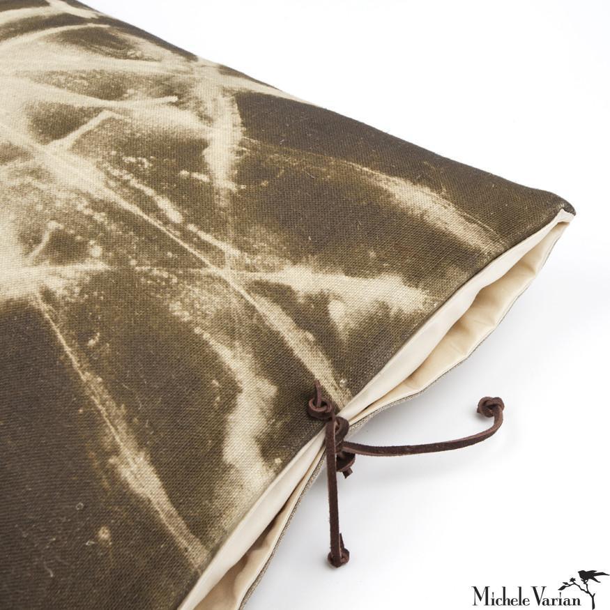 Un coussin décoratif de luxe fait main en lin belge imprimé, idéal pour ajouter du confort et un style décontracté et relaxant à une chambre ou un salon contemporain. Belge
le lin est un tissu de haute qualité, durable, fabriqué naturellement à