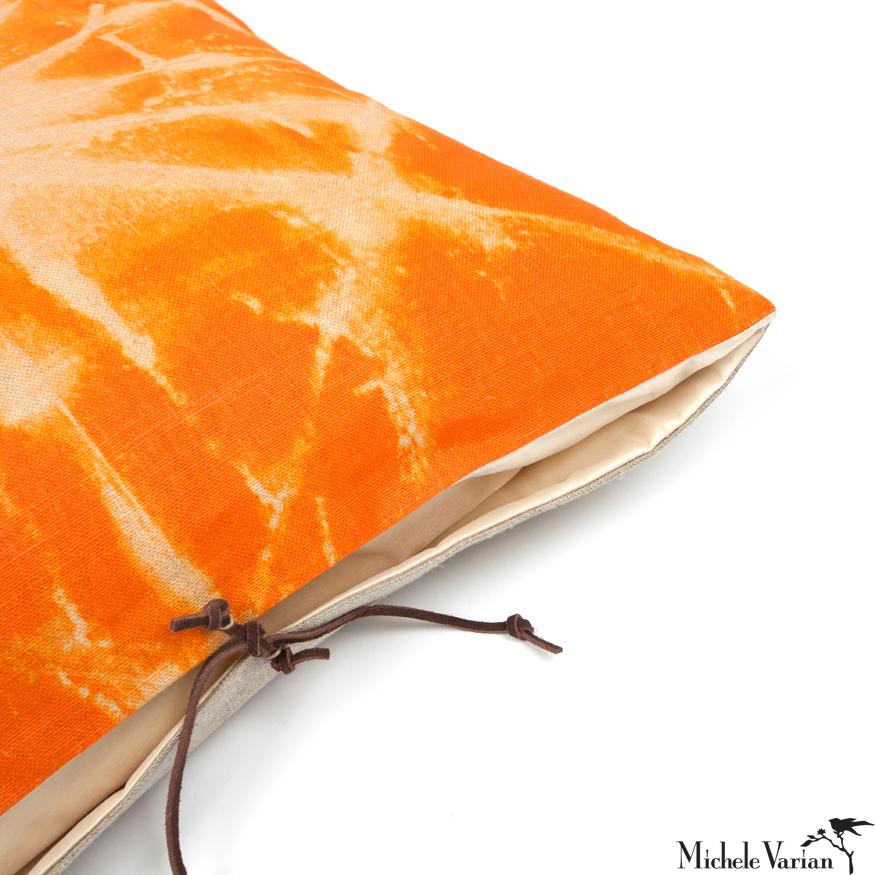 XXIe siècle et contemporain Coussin en lin imprimé orange étoilé en vente