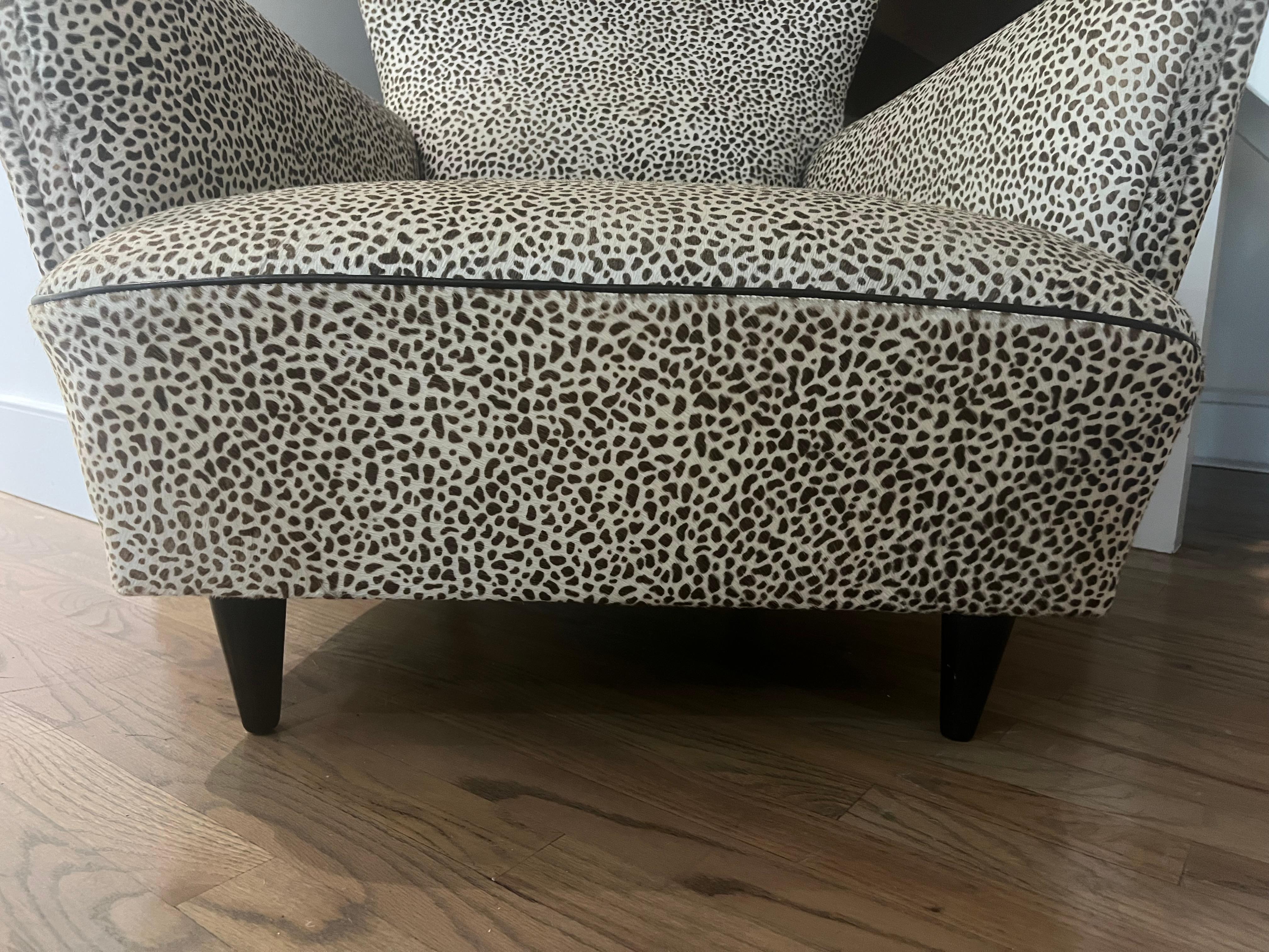 Chaise longue en cuir de poney naturel imprimé, 21e siècle Bon état - En vente à Southampton, NY