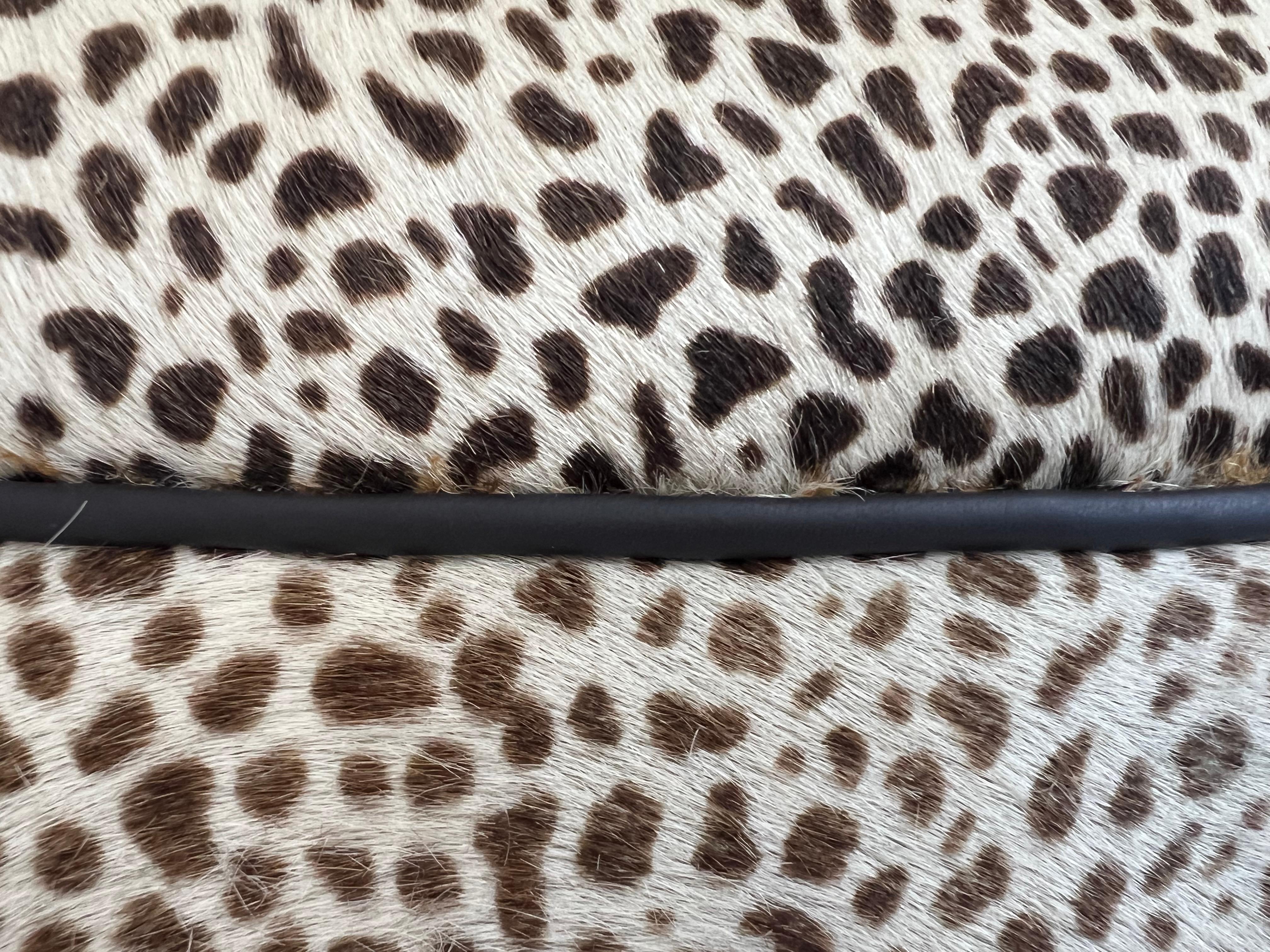 Chaise longue en cuir de poney naturel imprimé, 21e siècle en vente 1