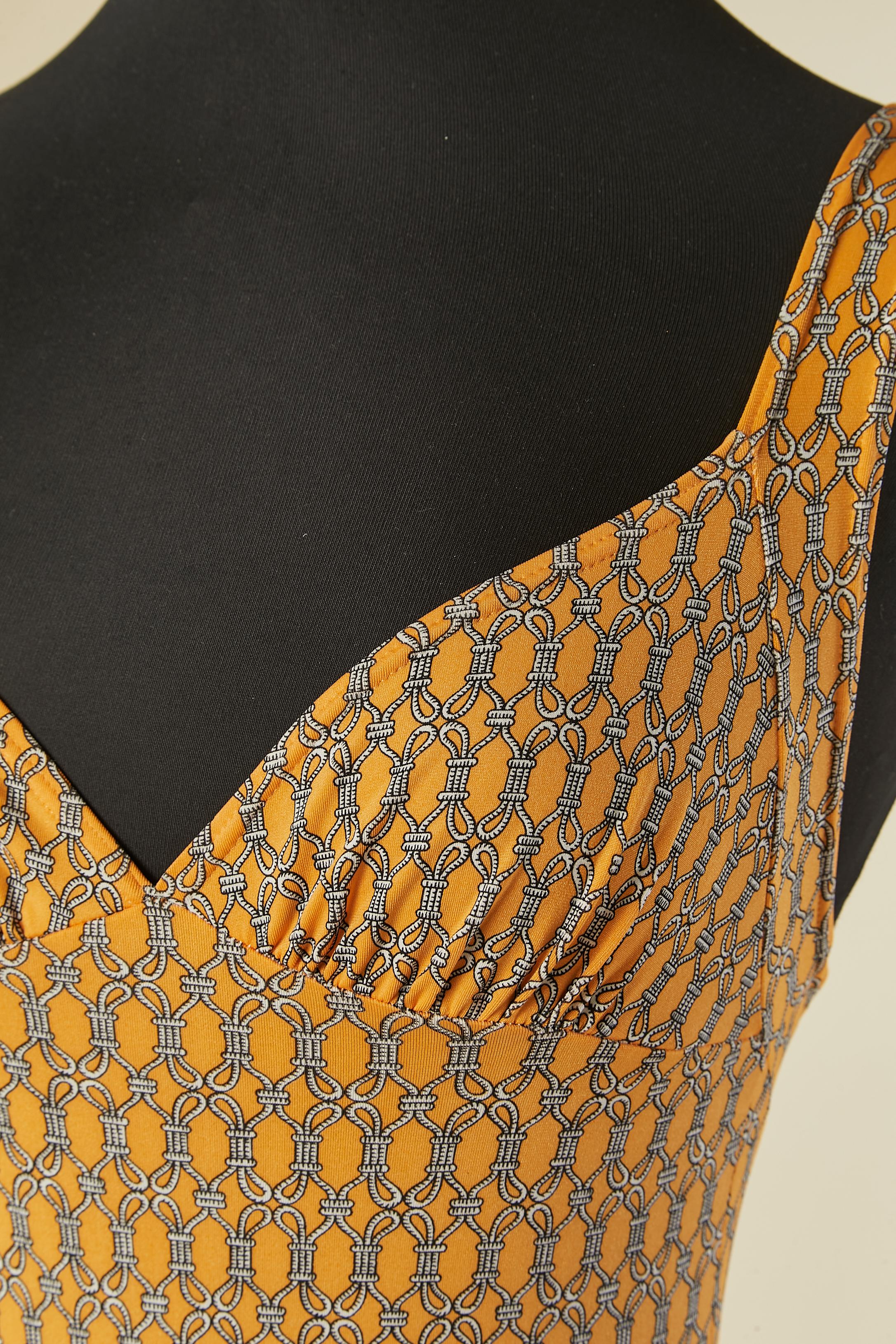 Maillot de bain une pièce imprimé. Composition du tissu : 85% nylon, 15% élasthanne. 
Petite fronce sur le buste. 
Taille 38 sur l'étiquette mais taille S 