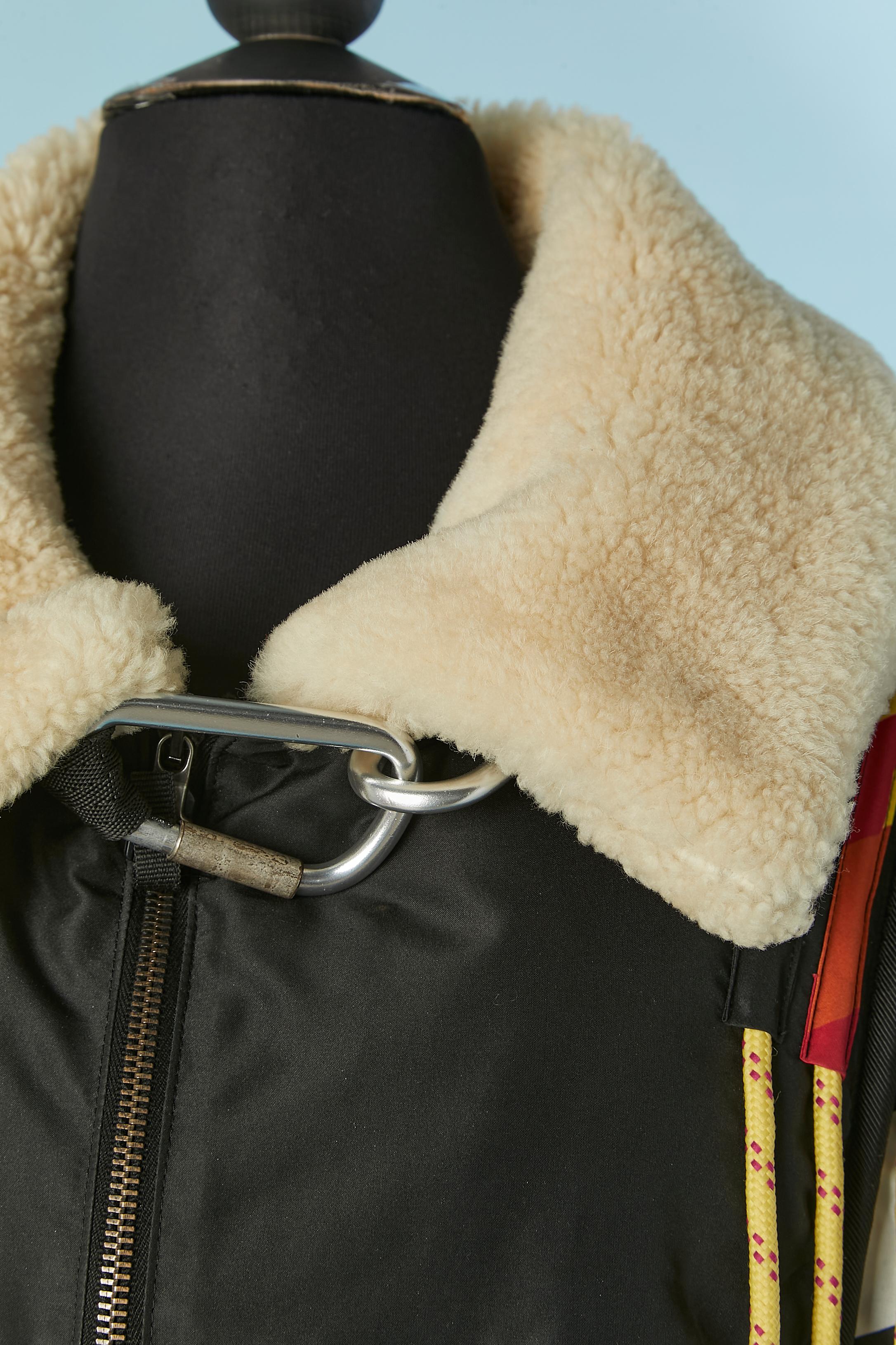 Printed parka with sherling collar and edge. Outside fabric composition: 100% polyester. Lam sherling details. Lining composition: 70% rayon, 30% polyester. 
Zip closure on the middle front. Drawstring around the shoulders hanging on the front of
