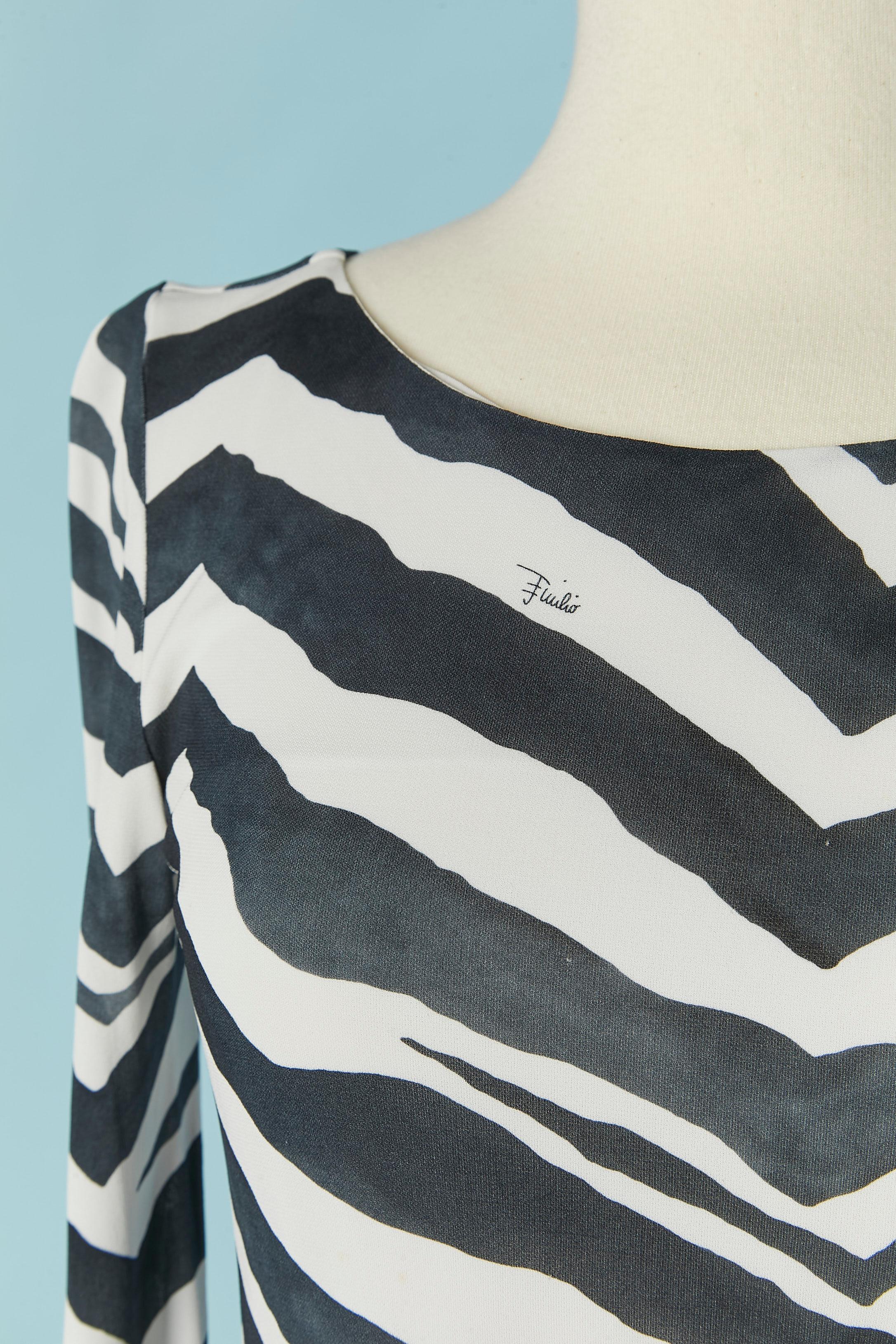 Printed rayon dress made of 2 different prints. Branded clasp closure on the top middle back.
SIZE M