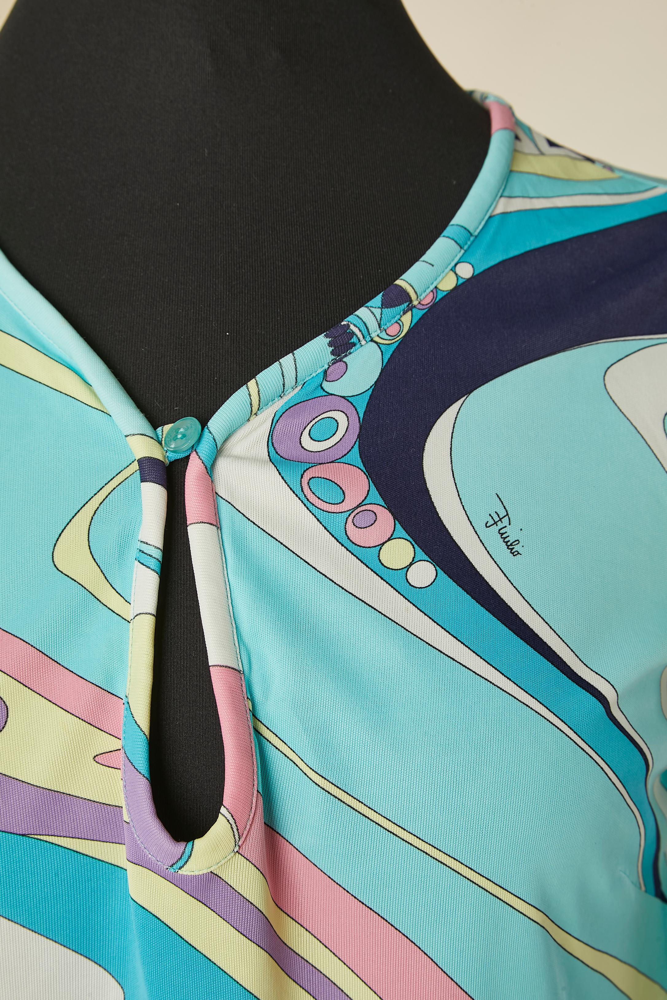 Printed rayon top with one button and buttonhole closure on the middle front. 
Split on both side
size M 