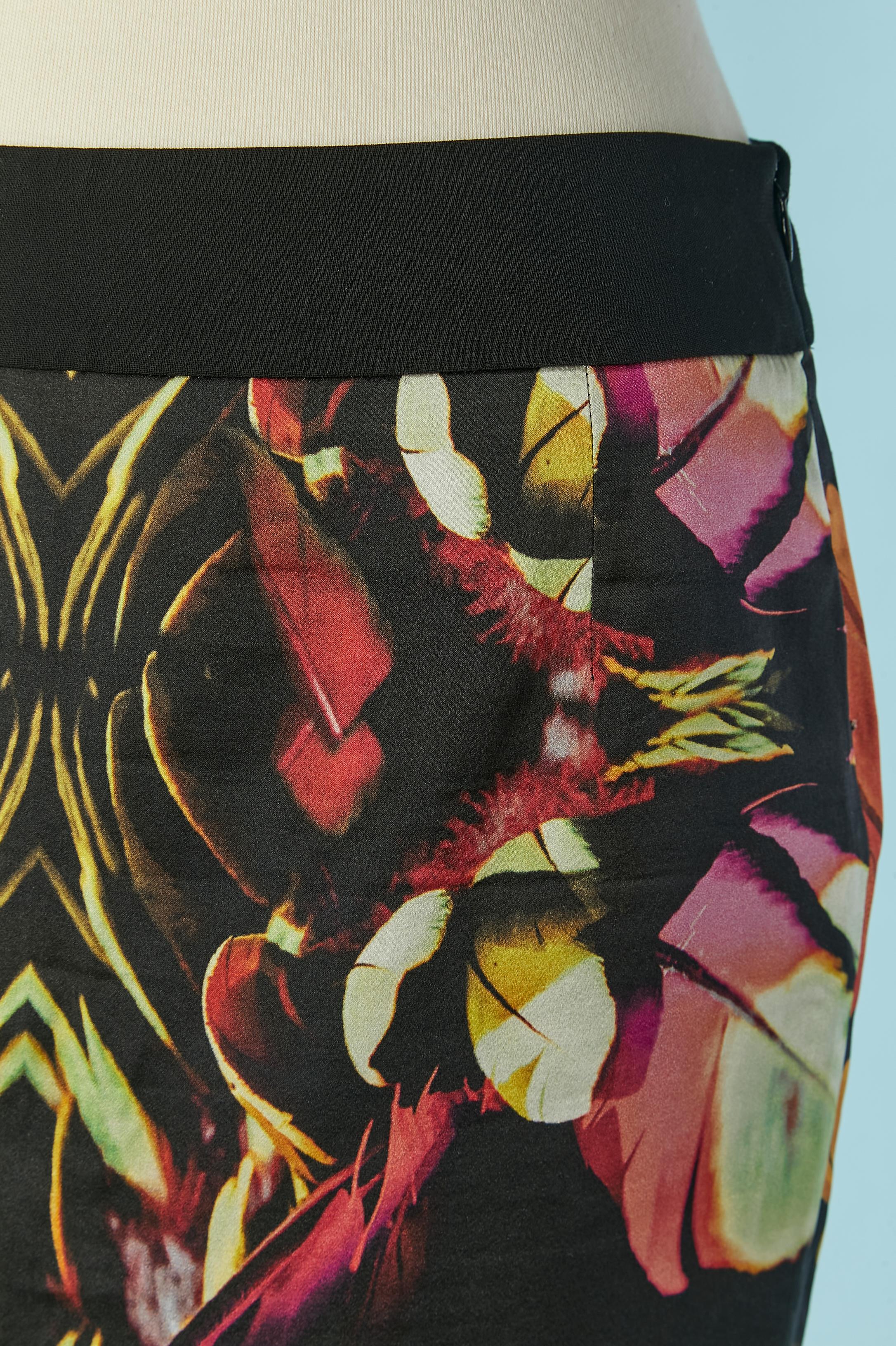 Printed satin short skirt. Invisible zip on the left side. 
SIZE 36 (Fr) 6 (US) M 